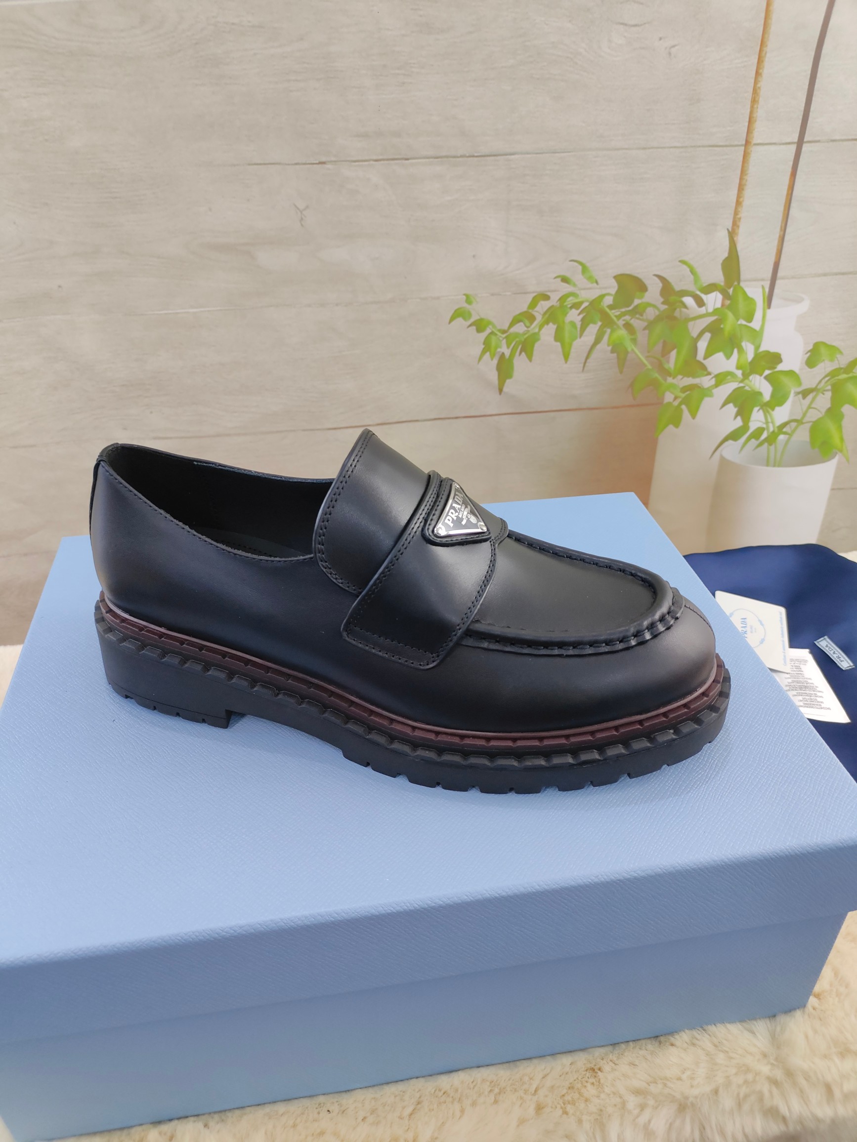 NO:234326,PRADA, 2025 early spring new men's shoes Prada top version Fabric, imported grained top layer cowhide, inner cowhide, outsole, TPC combination, super light and comfortable on the feet, size 35 to 44, (women's 34.41. men's 38.45.46. Custom made), leather shoes, prada, prada, cowhide19860909PRADA,2025早春新款男鞋 普拉达顶级版本 面料,进口粒面头层牛皮,内里牛皮 大底,TPC组合,上脚超轻舒适 码数35至44,（女款 34.41.男.38.45.46.订做）,皮鞋,prada,prada,cowhide,Women's Shoes