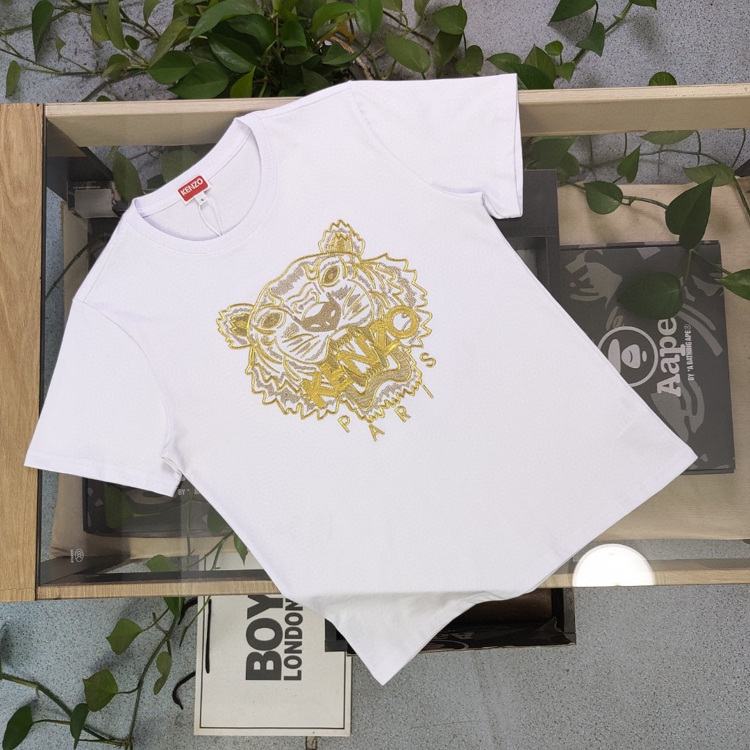💰90
【款号：Su701】高版本
2025新款KENZO高田贤三刺绣老虎头图案logo绣花休闲情侣短袖T恤，简单整洁的配色，吸睛且高端大气，胸前几十万针精工刺绣，依然保持一丝不苟的严谨态度，给您高端品质，采用最受欢迎的丝光棉精棉面料，优质透气，舒适凉爽。内里刺绣处，网纱处理，亲肤舒适，男女同款！
颜色：白色 黑色
尺码：S～XL
    肩宽 胸围 衣长
S    42    100   65
M    44   104   67
L    46   108   69
XL  48    112   71
（注：手工测量，误差1-2cm）