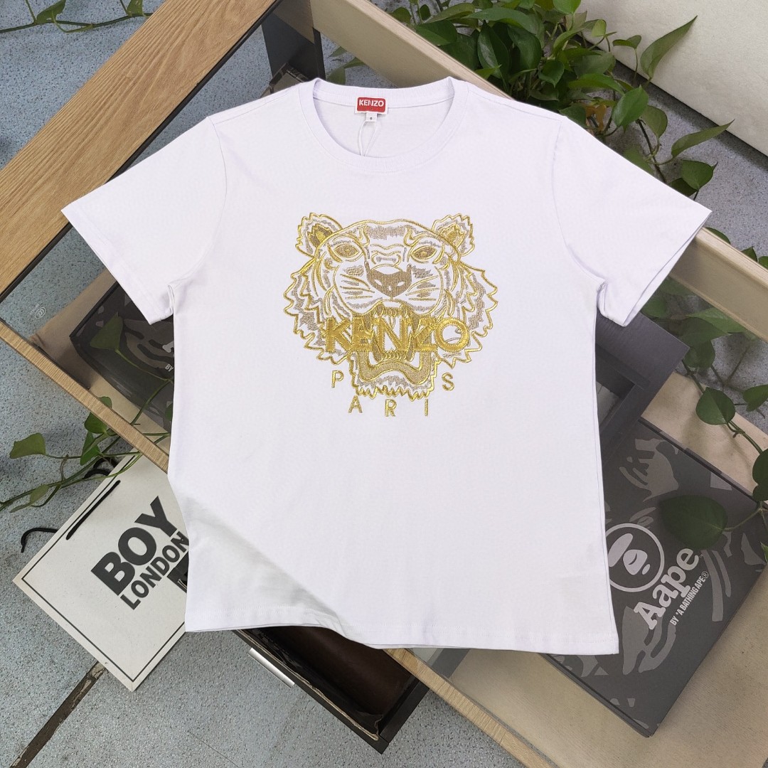 💰90
【款号：Su701】高版本
2025新款KENZO高田贤三刺绣老虎头图案logo绣花休闲情侣短袖T恤，简单整洁的配色，吸睛且高端大气，胸前几十万针精工刺绣，依然保持一丝不苟的严谨态度，给您高端品质，采用最受欢迎的丝光棉精棉面料，优质透气，舒适凉爽。内里刺绣处，网纱处理，亲肤舒适，男女同款！
颜色：白色 黑色
尺码：S～XL
    肩宽 胸围 衣长
S    42    100   65
M    44   104   67
L    46   108   69
XL  48    112   71
（注：手工测量，误差1-2cm）