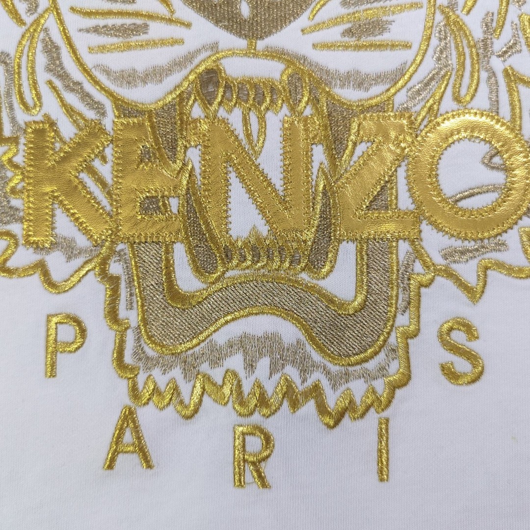 💰90
【款号：Su701】高版本
2025新款KENZO高田贤三刺绣老虎头图案logo绣花休闲情侣短袖T恤，简单整洁的配色，吸睛且高端大气，胸前几十万针精工刺绣，依然保持一丝不苟的严谨态度，给您高端品质，采用最受欢迎的丝光棉精棉面料，优质透气，舒适凉爽。内里刺绣处，网纱处理，亲肤舒适，男女同款！
颜色：白色 黑色
尺码：S～XL
    肩宽 胸围 衣长
S    42    100   65
M    44   104   67
L    46   108   69
XL  48    112   71
（注：手工测量，误差1-2cm）
