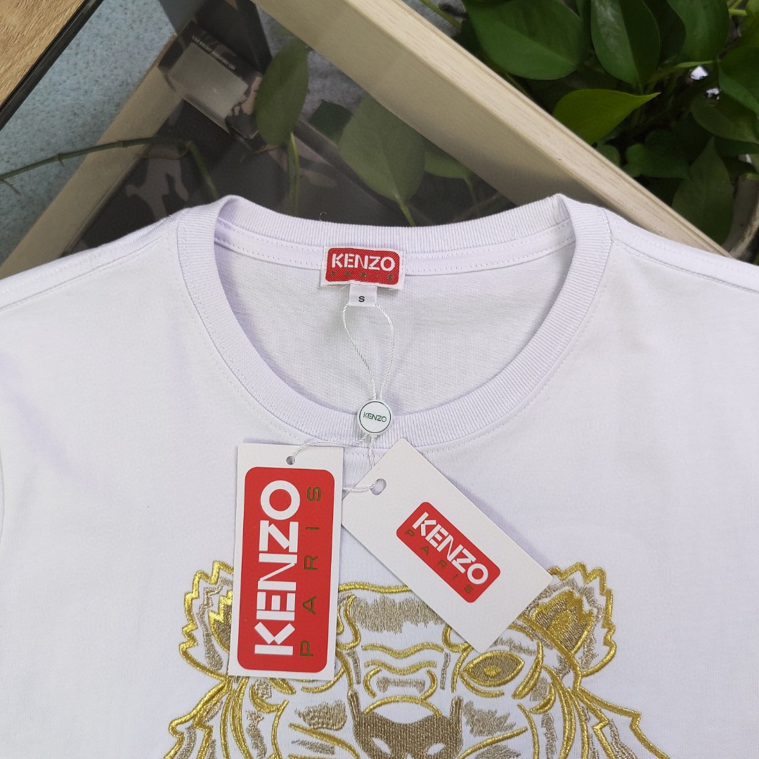💰90
【款号：Su701】高版本
2025新款KENZO高田贤三刺绣老虎头图案logo绣花休闲情侣短袖T恤，简单整洁的配色，吸睛且高端大气，胸前几十万针精工刺绣，依然保持一丝不苟的严谨态度，给您高端品质，采用最受欢迎的丝光棉精棉面料，优质透气，舒适凉爽。内里刺绣处，网纱处理，亲肤舒适，男女同款！
颜色：白色 黑色
尺码：S～XL
    肩宽 胸围 衣长
S    42    100   65
M    44   104   67
L    46   108   69
XL  48    112   71
（注：手工测量，误差1-2cm）