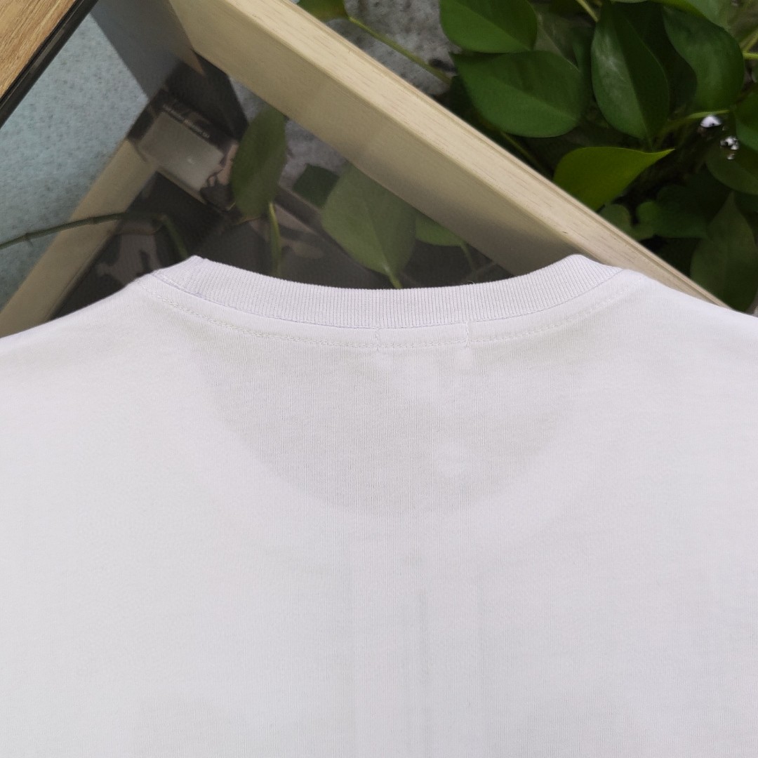💰90
【款号：Su701】高版本
2025新款KENZO高田贤三刺绣老虎头图案logo绣花休闲情侣短袖T恤，简单整洁的配色，吸睛且高端大气，胸前几十万针精工刺绣，依然保持一丝不苟的严谨态度，给您高端品质，采用最受欢迎的丝光棉精棉面料，优质透气，舒适凉爽。内里刺绣处，网纱处理，亲肤舒适，男女同款！
颜色：白色 黑色
尺码：S～XL
    肩宽 胸围 衣长
S    42    100   65
M    44   104   67
L    46   108   69
XL  48    112   71
（注：手工测量，误差1-2cm）