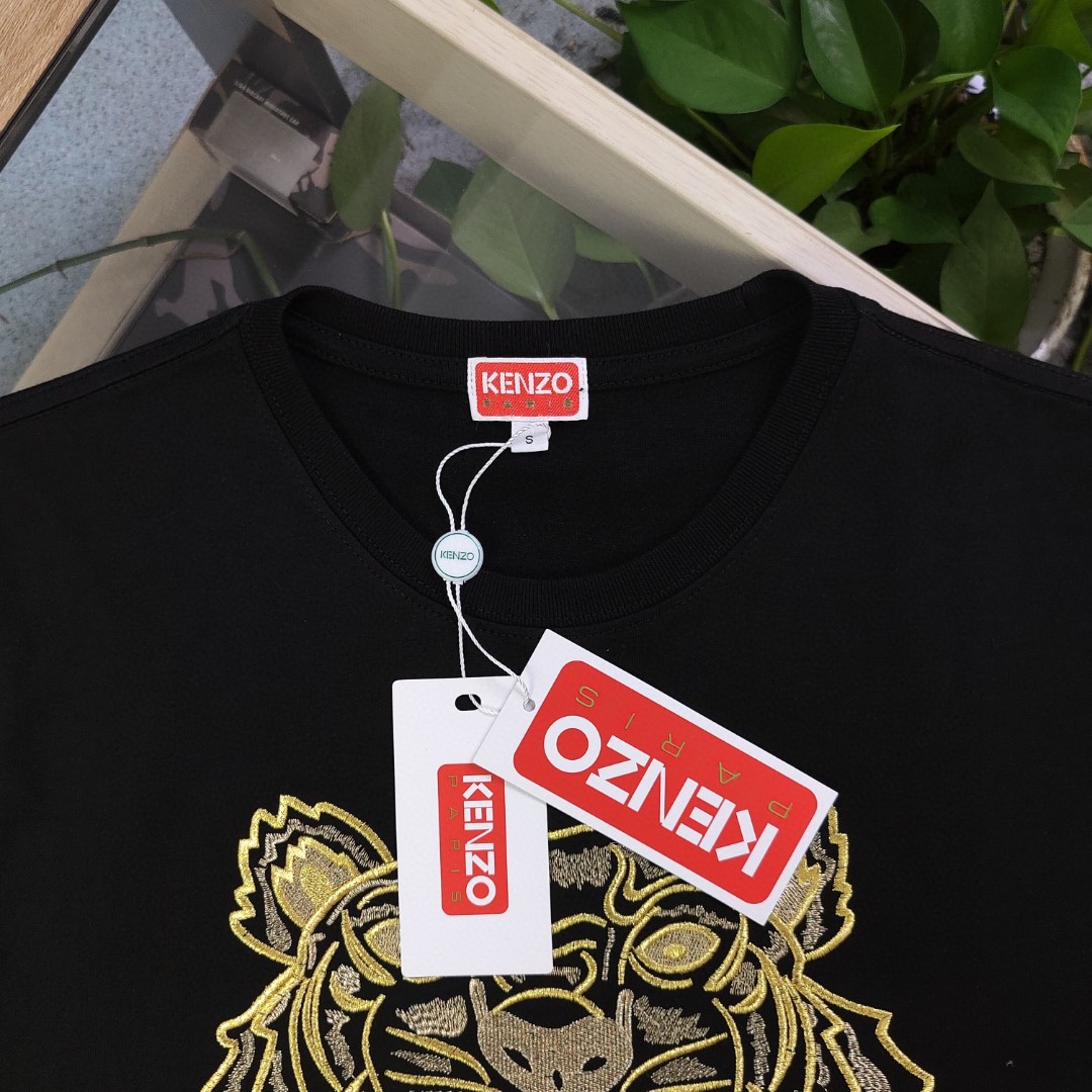 💰90
【款号：Su701】高版本
2025新款KENZO高田贤三刺绣老虎头图案logo绣花休闲情侣短袖T恤，简单整洁的配色，吸睛且高端大气，胸前几十万针精工刺绣，依然保持一丝不苟的严谨态度，给您高端品质，采用最受欢迎的丝光棉精棉面料，优质透气，舒适凉爽。内里刺绣处，网纱处理，亲肤舒适，男女同款！
颜色：白色 黑色
尺码：S～XL
    肩宽 胸围 衣长
S    42    100   65
M    44   104   67
L    46   108   69
XL  48    112   71
（注：手工测量，误差1-2cm）