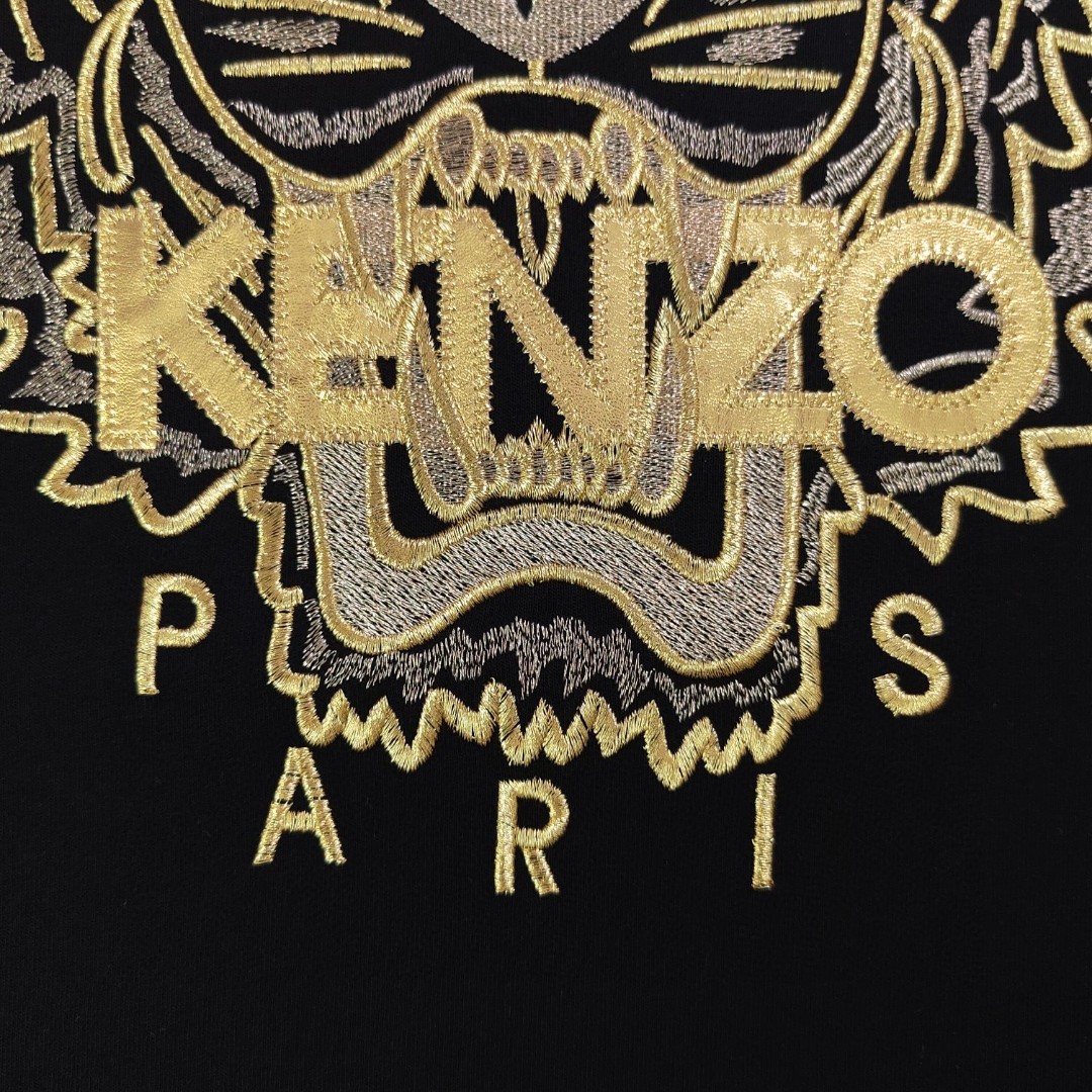 💰90
【款号：Su701】高版本
2025新款KENZO高田贤三刺绣老虎头图案logo绣花休闲情侣短袖T恤，简单整洁的配色，吸睛且高端大气，胸前几十万针精工刺绣，依然保持一丝不苟的严谨态度，给您高端品质，采用最受欢迎的丝光棉精棉面料，优质透气，舒适凉爽。内里刺绣处，网纱处理，亲肤舒适，男女同款！
颜色：白色 黑色
尺码：S～XL
    肩宽 胸围 衣长
S    42    100   65
M    44   104   67
L    46   108   69
XL  48    112   71
（注：手工测量，误差1-2cm）
