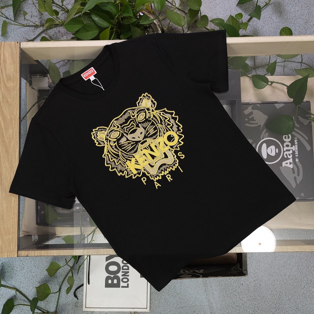 💰90
【款号：Su701】高版本
2025新款KENZO高田贤三刺绣老虎头图案logo绣花休闲情侣短袖T恤，简单整洁的配色，吸睛且高端大气，胸前几十万针精工刺绣，依然保持一丝不苟的严谨态度，给您高端品质，采用最受欢迎的丝光棉精棉面料，优质透气，舒适凉爽。内里刺绣处，网纱处理，亲肤舒适，男女同款！
颜色：白色 黑色
尺码：S～XL
    肩宽 胸围 衣长
S    42    100   65
M    44   104   67
L    46   108   69
XL  48    112   71
（注：手工测量，误差1-2cm）