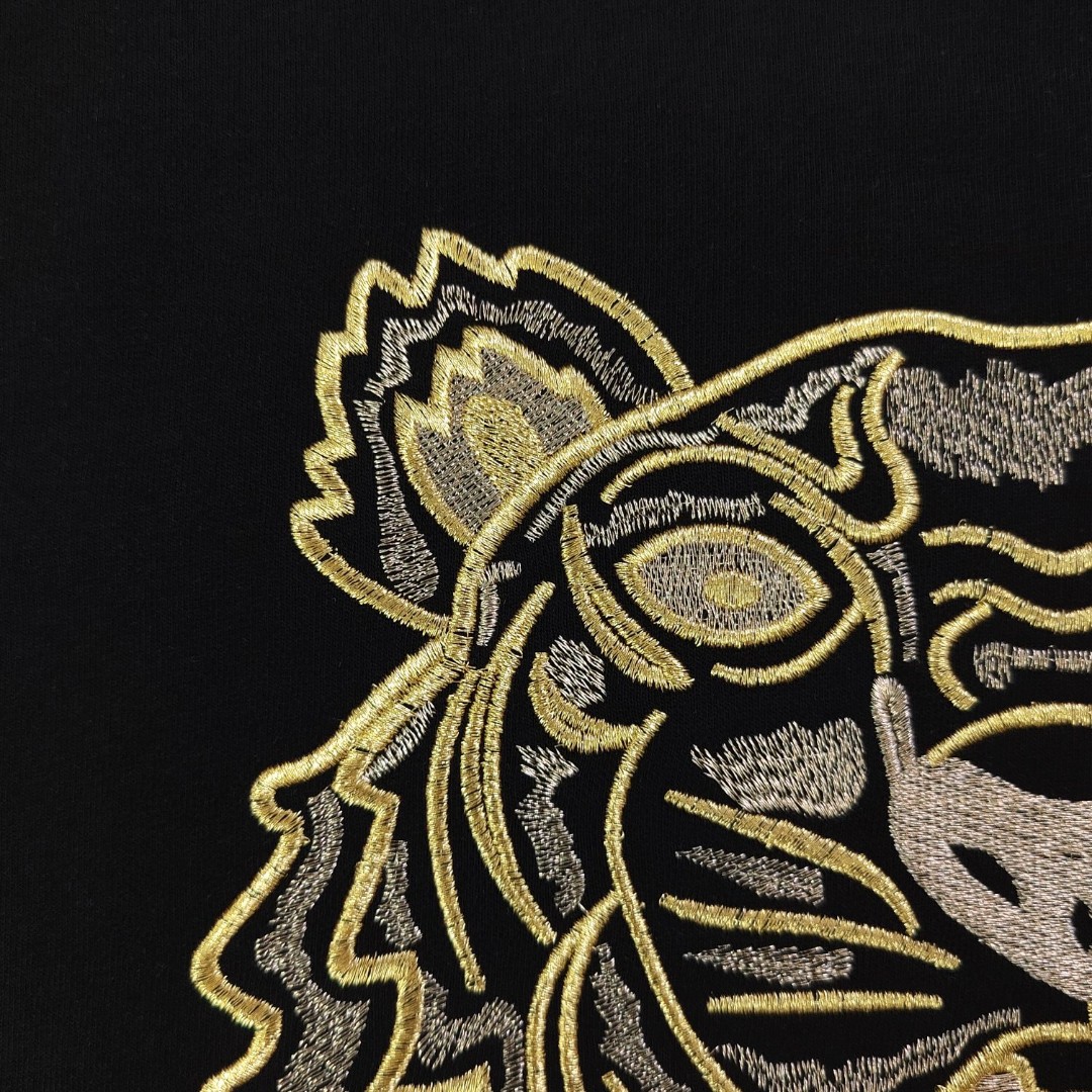 💰90
【款号：Su701】高版本
2025新款KENZO高田贤三刺绣老虎头图案logo绣花休闲情侣短袖T恤，简单整洁的配色，吸睛且高端大气，胸前几十万针精工刺绣，依然保持一丝不苟的严谨态度，给您高端品质，采用最受欢迎的丝光棉精棉面料，优质透气，舒适凉爽。内里刺绣处，网纱处理，亲肤舒适，男女同款！
颜色：白色 黑色
尺码：S～XL
    肩宽 胸围 衣长
S    42    100   65
M    44   104   67
L    46   108   69
XL  48    112   71
（注：手工测量，误差1-2cm）