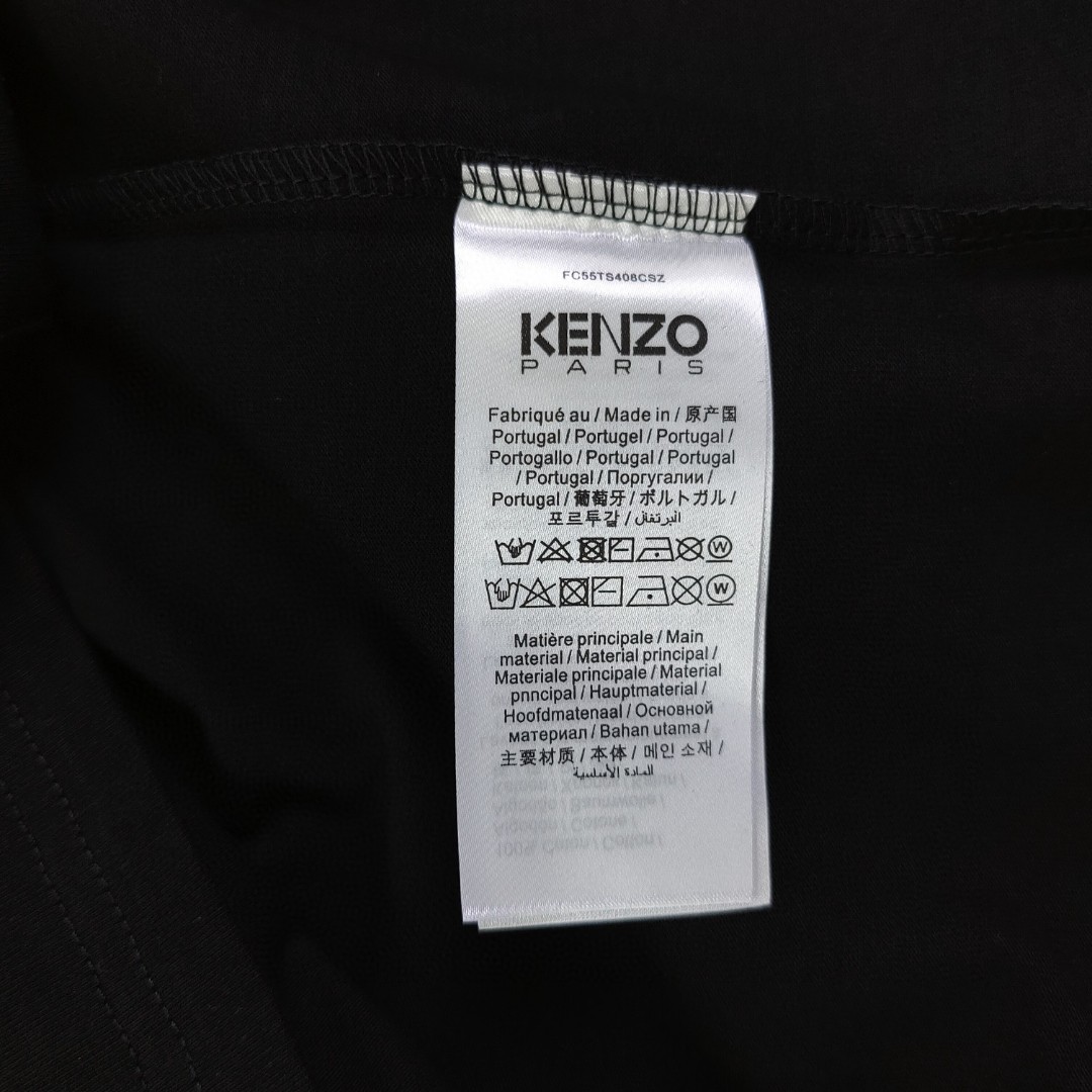 💰90
【款号：Su701】高版本
2025新款KENZO高田贤三刺绣老虎头图案logo绣花休闲情侣短袖T恤，简单整洁的配色，吸睛且高端大气，胸前几十万针精工刺绣，依然保持一丝不苟的严谨态度，给您高端品质，采用最受欢迎的丝光棉精棉面料，优质透气，舒适凉爽。内里刺绣处，网纱处理，亲肤舒适，男女同款！
颜色：白色 黑色
尺码：S～XL
    肩宽 胸围 衣长
S    42    100   65
M    44   104   67
L    46   108   69
XL  48    112   71
（注：手工测量，误差1-2cm）