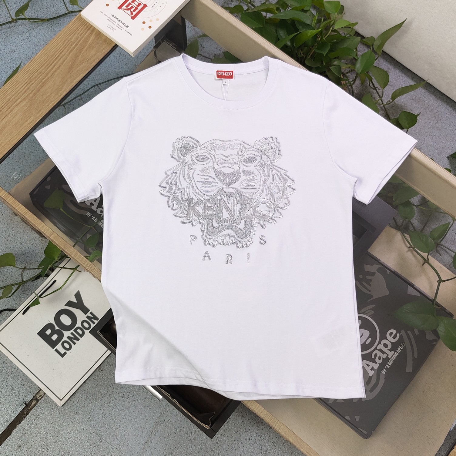 💰90
【款号：Su718】高版本
2025新款KENZO高田贤三刺绣老虎头图案logo绣花休闲情侣短袖T恤，简单整洁的配色，吸睛且高端大气，胸前几十万针精工刺绣，依然保持一丝不苟的严谨态度，给您高端品质，采用最受欢迎的丝光棉精棉面料，优质透气，舒适凉爽。内里刺绣处，网纱处理，亲肤舒适，男女同款！
颜色：白色 黑色
尺码：S～XL
    肩宽 胸围 衣长
S    42    100   65
M    44   104   67
L    46   108   69
XL  48    112   71
（注：手工测量，误差1-2cm）