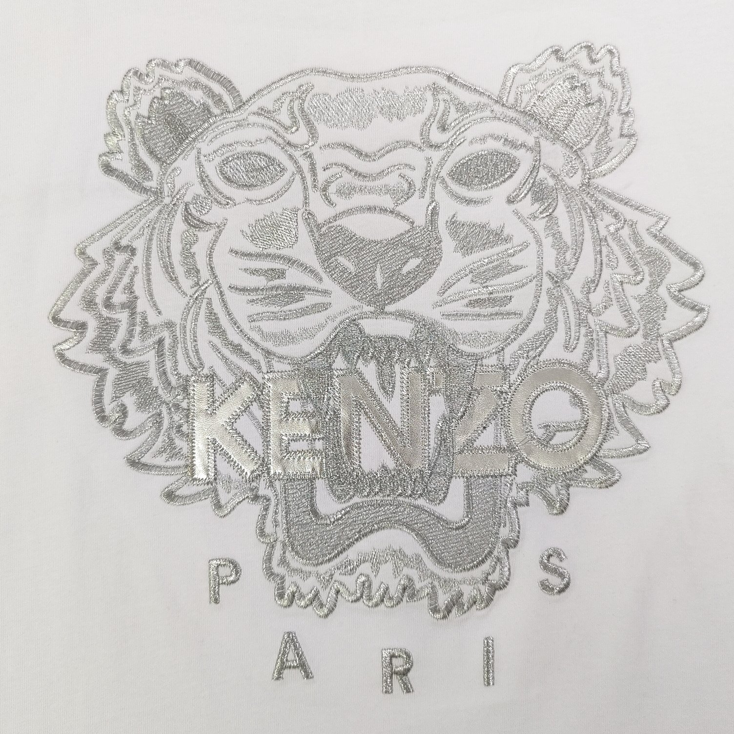 💰90
【款号：Su718】高版本
2025新款KENZO高田贤三刺绣老虎头图案logo绣花休闲情侣短袖T恤，简单整洁的配色，吸睛且高端大气，胸前几十万针精工刺绣，依然保持一丝不苟的严谨态度，给您高端品质，采用最受欢迎的丝光棉精棉面料，优质透气，舒适凉爽。内里刺绣处，网纱处理，亲肤舒适，男女同款！
颜色：白色 黑色
尺码：S～XL
    肩宽 胸围 衣长
S    42    100   65
M    44   104   67
L    46   108   69
XL  48    112   71
（注：手工测量，误差1-2cm）