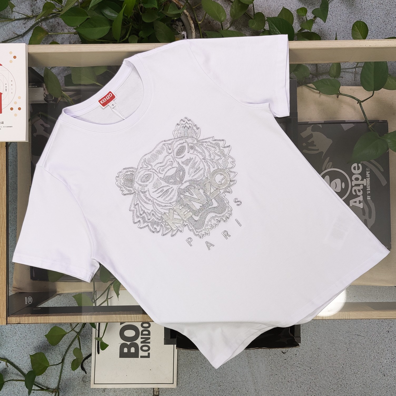 💰90
【款号：Su718】高版本
2025新款KENZO高田贤三刺绣老虎头图案logo绣花休闲情侣短袖T恤，简单整洁的配色，吸睛且高端大气，胸前几十万针精工刺绣，依然保持一丝不苟的严谨态度，给您高端品质，采用最受欢迎的丝光棉精棉面料，优质透气，舒适凉爽。内里刺绣处，网纱处理，亲肤舒适，男女同款！
颜色：白色 黑色
尺码：S～XL
    肩宽 胸围 衣长
S    42    100   65
M    44   104   67
L    46   108   69
XL  48    112   71
（注：手工测量，误差1-2cm）
