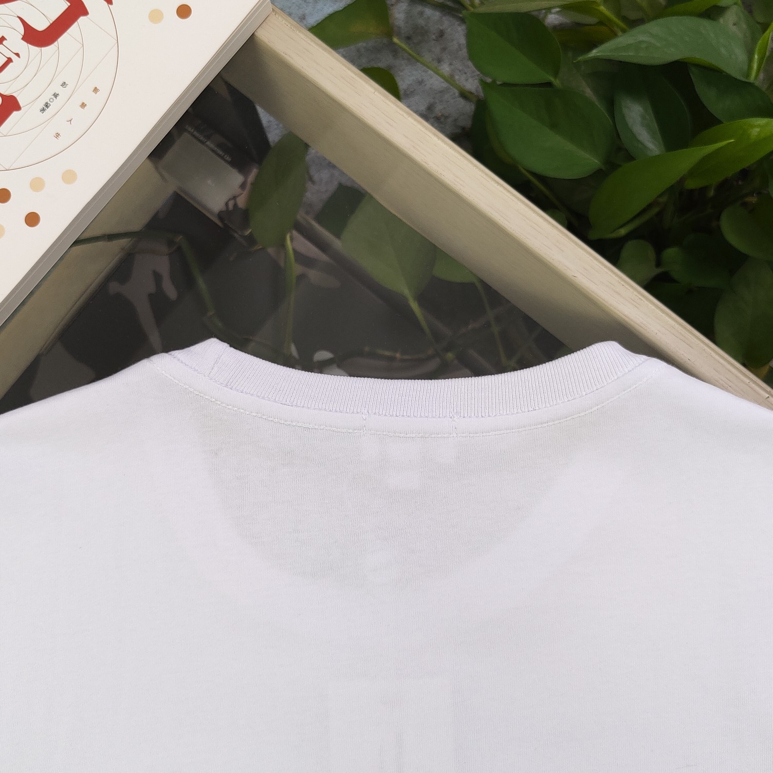 💰90
【款号：Su718】高版本
2025新款KENZO高田贤三刺绣老虎头图案logo绣花休闲情侣短袖T恤，简单整洁的配色，吸睛且高端大气，胸前几十万针精工刺绣，依然保持一丝不苟的严谨态度，给您高端品质，采用最受欢迎的丝光棉精棉面料，优质透气，舒适凉爽。内里刺绣处，网纱处理，亲肤舒适，男女同款！
颜色：白色 黑色
尺码：S～XL
    肩宽 胸围 衣长
S    42    100   65
M    44   104   67
L    46   108   69
XL  48    112   71
（注：手工测量，误差1-2cm）