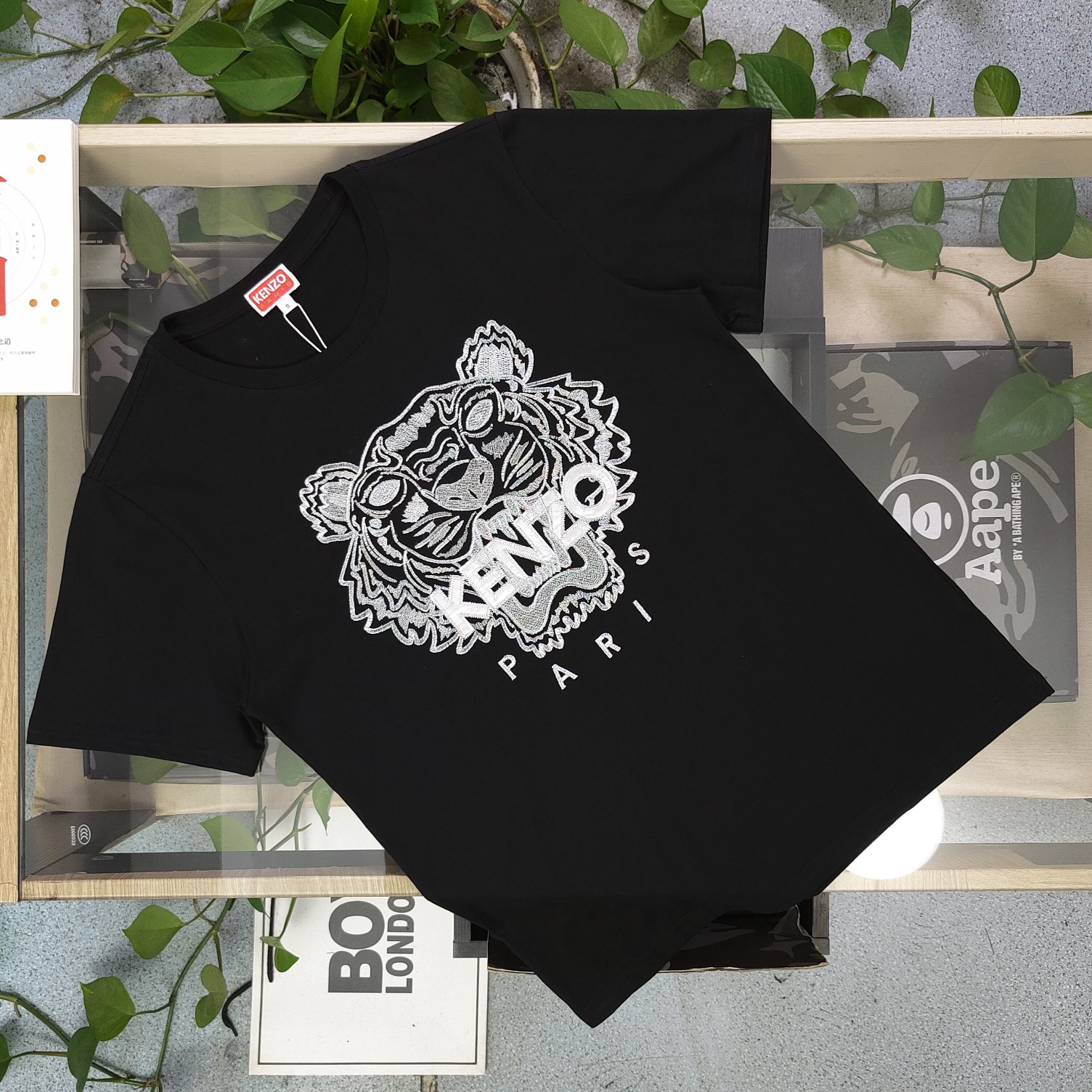 💰90
【款号：Su718】高版本
2025新款KENZO高田贤三刺绣老虎头图案logo绣花休闲情侣短袖T恤，简单整洁的配色，吸睛且高端大气，胸前几十万针精工刺绣，依然保持一丝不苟的严谨态度，给您高端品质，采用最受欢迎的丝光棉精棉面料，优质透气，舒适凉爽。内里刺绣处，网纱处理，亲肤舒适，男女同款！
颜色：白色 黑色
尺码：S～XL
    肩宽 胸围 衣长
S    42    100   65
M    44   104   67
L    46   108   69
XL  48    112   71
（注：手工测量，误差1-2cm）