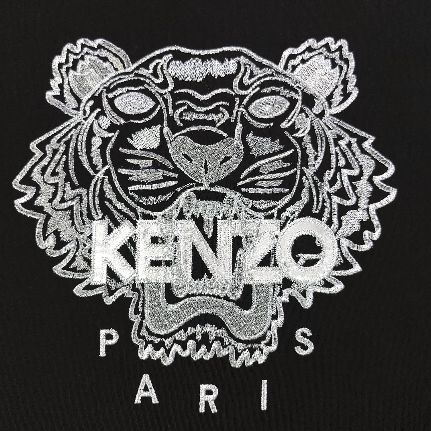 💰90
【款号：Su718】高版本
2025新款KENZO高田贤三刺绣老虎头图案logo绣花休闲情侣短袖T恤，简单整洁的配色，吸睛且高端大气，胸前几十万针精工刺绣，依然保持一丝不苟的严谨态度，给您高端品质，采用最受欢迎的丝光棉精棉面料，优质透气，舒适凉爽。内里刺绣处，网纱处理，亲肤舒适，男女同款！
颜色：白色 黑色
尺码：S～XL
    肩宽 胸围 衣长
S    42    100   65
M    44   104   67
L    46   108   69
XL  48    112   71
（注：手工测量，误差1-2cm）