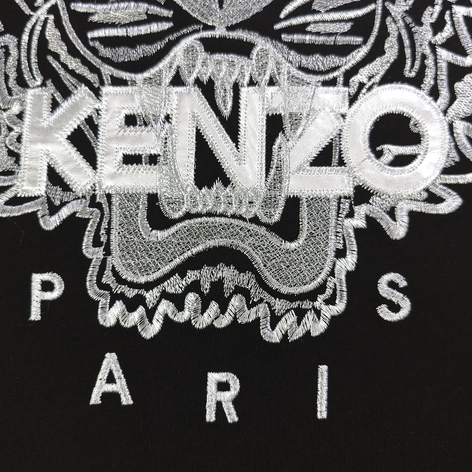 💰90
【款号：Su718】高版本
2025新款KENZO高田贤三刺绣老虎头图案logo绣花休闲情侣短袖T恤，简单整洁的配色，吸睛且高端大气，胸前几十万针精工刺绣，依然保持一丝不苟的严谨态度，给您高端品质，采用最受欢迎的丝光棉精棉面料，优质透气，舒适凉爽。内里刺绣处，网纱处理，亲肤舒适，男女同款！
颜色：白色 黑色
尺码：S～XL
    肩宽 胸围 衣长
S    42    100   65
M    44   104   67
L    46   108   69
XL  48    112   71
（注：手工测量，误差1-2cm）