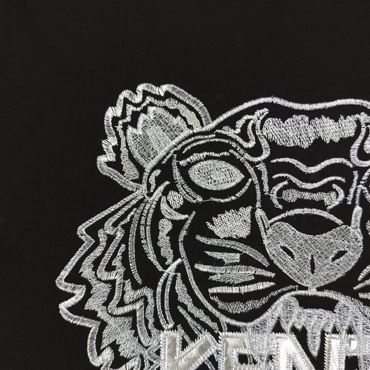 💰90
【款号：Su718】高版本
2025新款KENZO高田贤三刺绣老虎头图案logo绣花休闲情侣短袖T恤，简单整洁的配色，吸睛且高端大气，胸前几十万针精工刺绣，依然保持一丝不苟的严谨态度，给您高端品质，采用最受欢迎的丝光棉精棉面料，优质透气，舒适凉爽。内里刺绣处，网纱处理，亲肤舒适，男女同款！
颜色：白色 黑色
尺码：S～XL
    肩宽 胸围 衣长
S    42    100   65
M    44   104   67
L    46   108   69
XL  48    112   71
（注：手工测量，误差1-2cm）