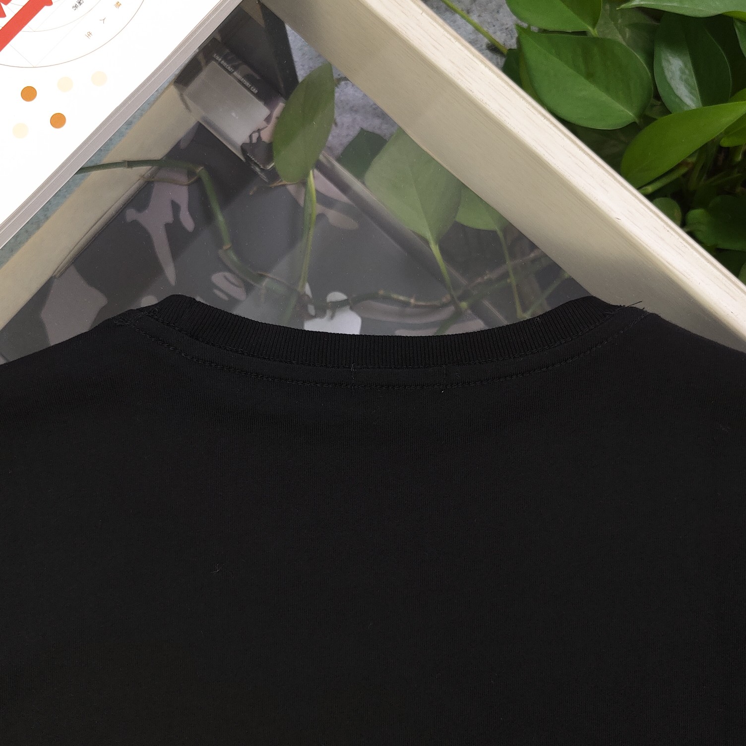 💰90
【款号：Su718】高版本
2025新款KENZO高田贤三刺绣老虎头图案logo绣花休闲情侣短袖T恤，简单整洁的配色，吸睛且高端大气，胸前几十万针精工刺绣，依然保持一丝不苟的严谨态度，给您高端品质，采用最受欢迎的丝光棉精棉面料，优质透气，舒适凉爽。内里刺绣处，网纱处理，亲肤舒适，男女同款！
颜色：白色 黑色
尺码：S～XL
    肩宽 胸围 衣长
S    42    100   65
M    44   104   67
L    46   108   69
XL  48    112   71
（注：手工测量，误差1-2cm）
