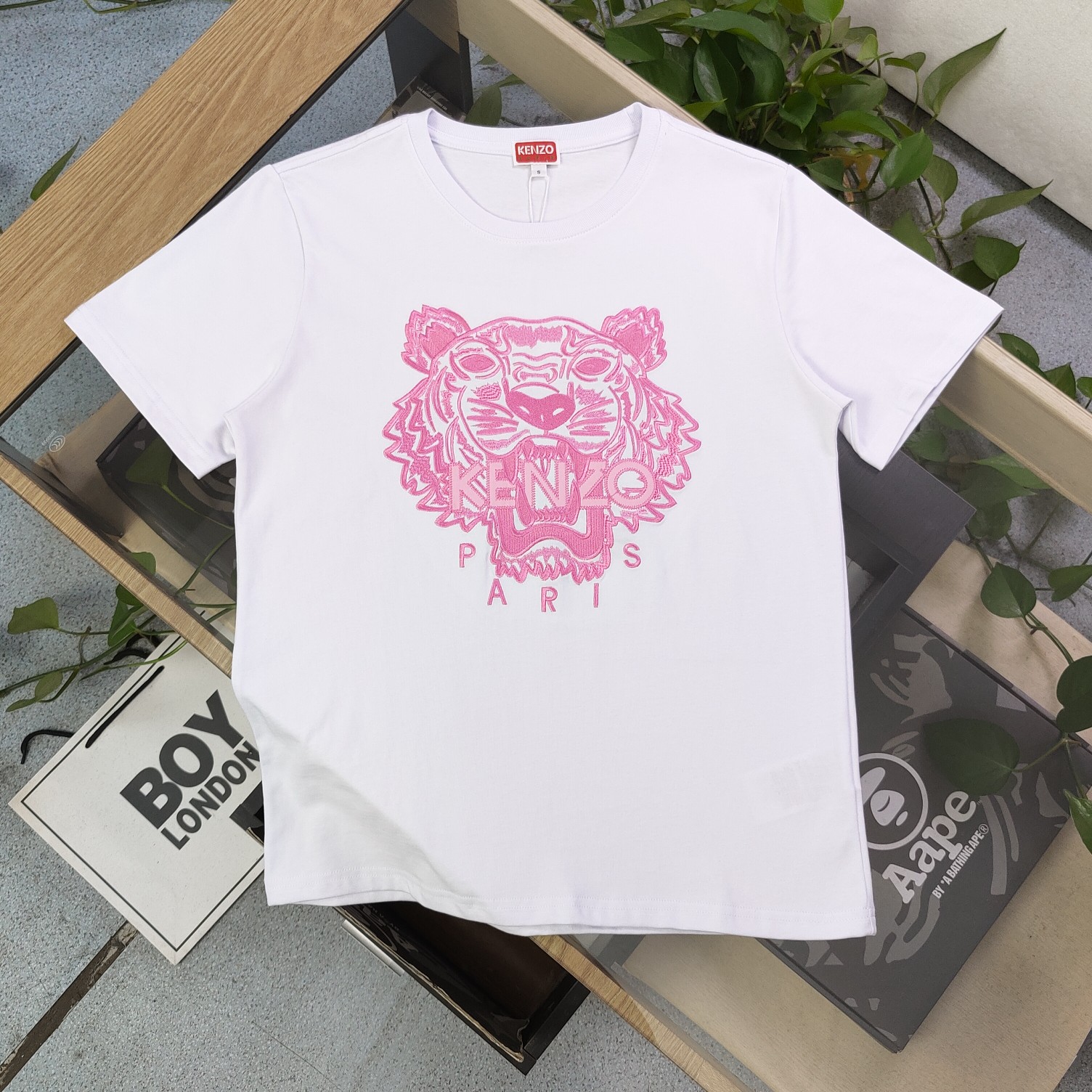 💰90
【款号：Su707】高版本
2025新款KENZO高田贤三刺绣老虎头图案logo绣花休闲情侣短袖T恤，简单整洁的配色，吸睛且高端大气，胸前几十万针精工刺绣，依然保持一丝不苟的严谨态度，给您高端品质，采用最受欢迎的丝光棉精棉面料，优质透气，舒适凉爽。内里刺绣处，网纱处理，亲肤舒适，男女同款！
颜色：白色 黑色
尺码：S～XL
    肩宽 胸围 衣长
S    42    100   65
M    44   104   67
L    46   108   69
XL  48    112   71
（注：手工测量，误差1-2cm）