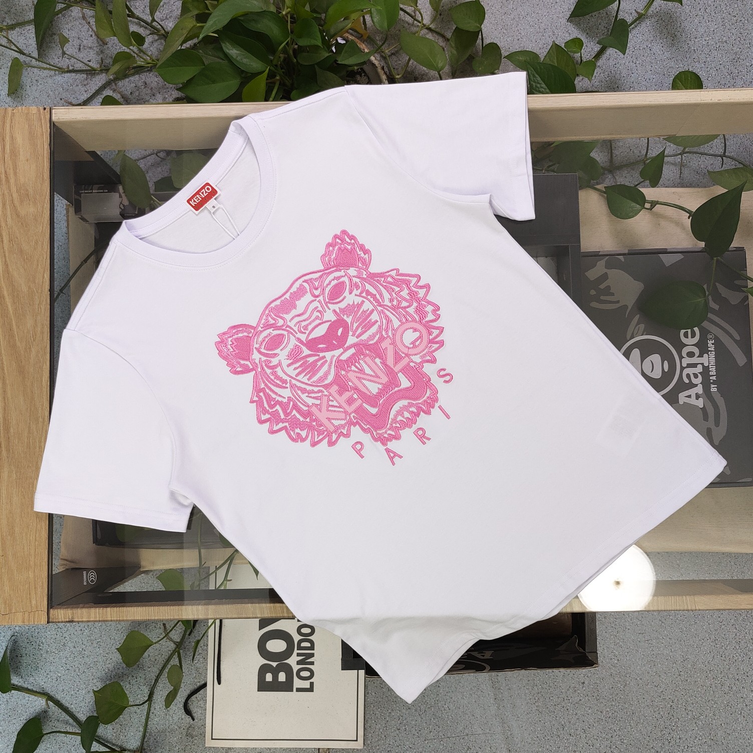 💰90
【款号：Su707】高版本
2025新款KENZO高田贤三刺绣老虎头图案logo绣花休闲情侣短袖T恤，简单整洁的配色，吸睛且高端大气，胸前几十万针精工刺绣，依然保持一丝不苟的严谨态度，给您高端品质，采用最受欢迎的丝光棉精棉面料，优质透气，舒适凉爽。内里刺绣处，网纱处理，亲肤舒适，男女同款！
颜色：白色 黑色
尺码：S～XL
    肩宽 胸围 衣长
S    42    100   65
M    44   104   67
L    46   108   69
XL  48    112   71
（注：手工测量，误差1-2cm）