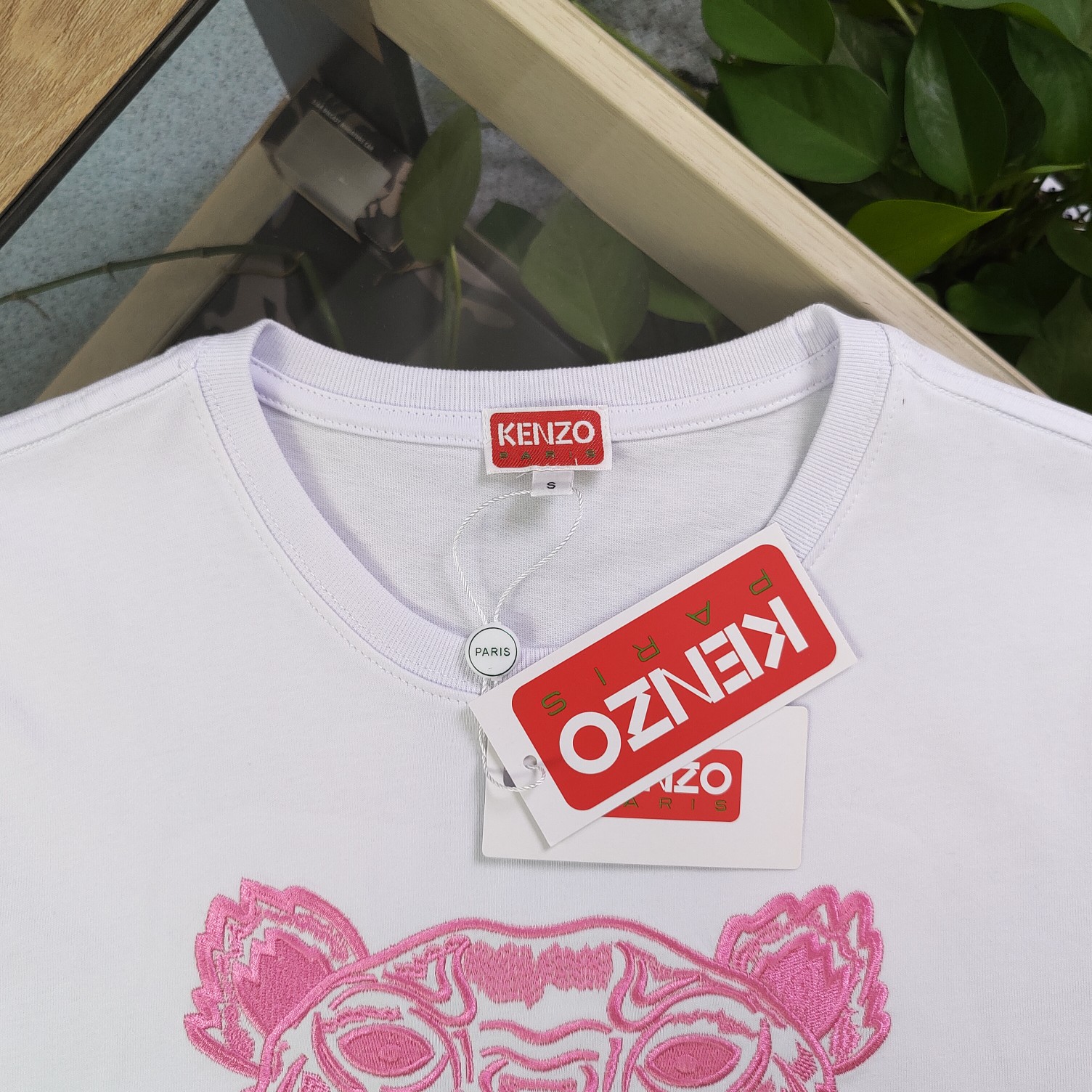 💰90
【款号：Su707】高版本
2025新款KENZO高田贤三刺绣老虎头图案logo绣花休闲情侣短袖T恤，简单整洁的配色，吸睛且高端大气，胸前几十万针精工刺绣，依然保持一丝不苟的严谨态度，给您高端品质，采用最受欢迎的丝光棉精棉面料，优质透气，舒适凉爽。内里刺绣处，网纱处理，亲肤舒适，男女同款！
颜色：白色 黑色
尺码：S～XL
    肩宽 胸围 衣长
S    42    100   65
M    44   104   67
L    46   108   69
XL  48    112   71
（注：手工测量，误差1-2cm）