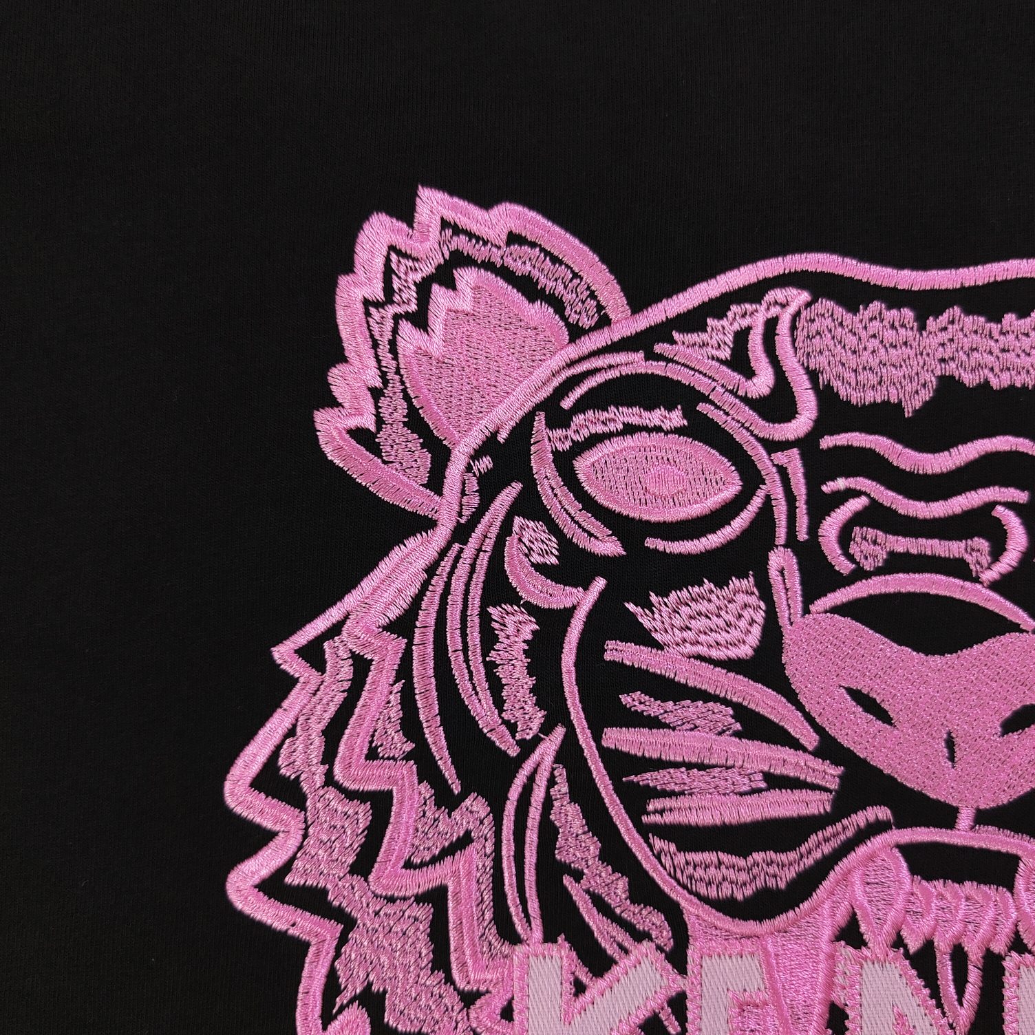 💰90
【款号：Su707】高版本
2025新款KENZO高田贤三刺绣老虎头图案logo绣花休闲情侣短袖T恤，简单整洁的配色，吸睛且高端大气，胸前几十万针精工刺绣，依然保持一丝不苟的严谨态度，给您高端品质，采用最受欢迎的丝光棉精棉面料，优质透气，舒适凉爽。内里刺绣处，网纱处理，亲肤舒适，男女同款！
颜色：白色 黑色
尺码：S～XL
    肩宽 胸围 衣长
S    42    100   65
M    44   104   67
L    46   108   69
XL  48    112   71
（注：手工测量，误差1-2cm）