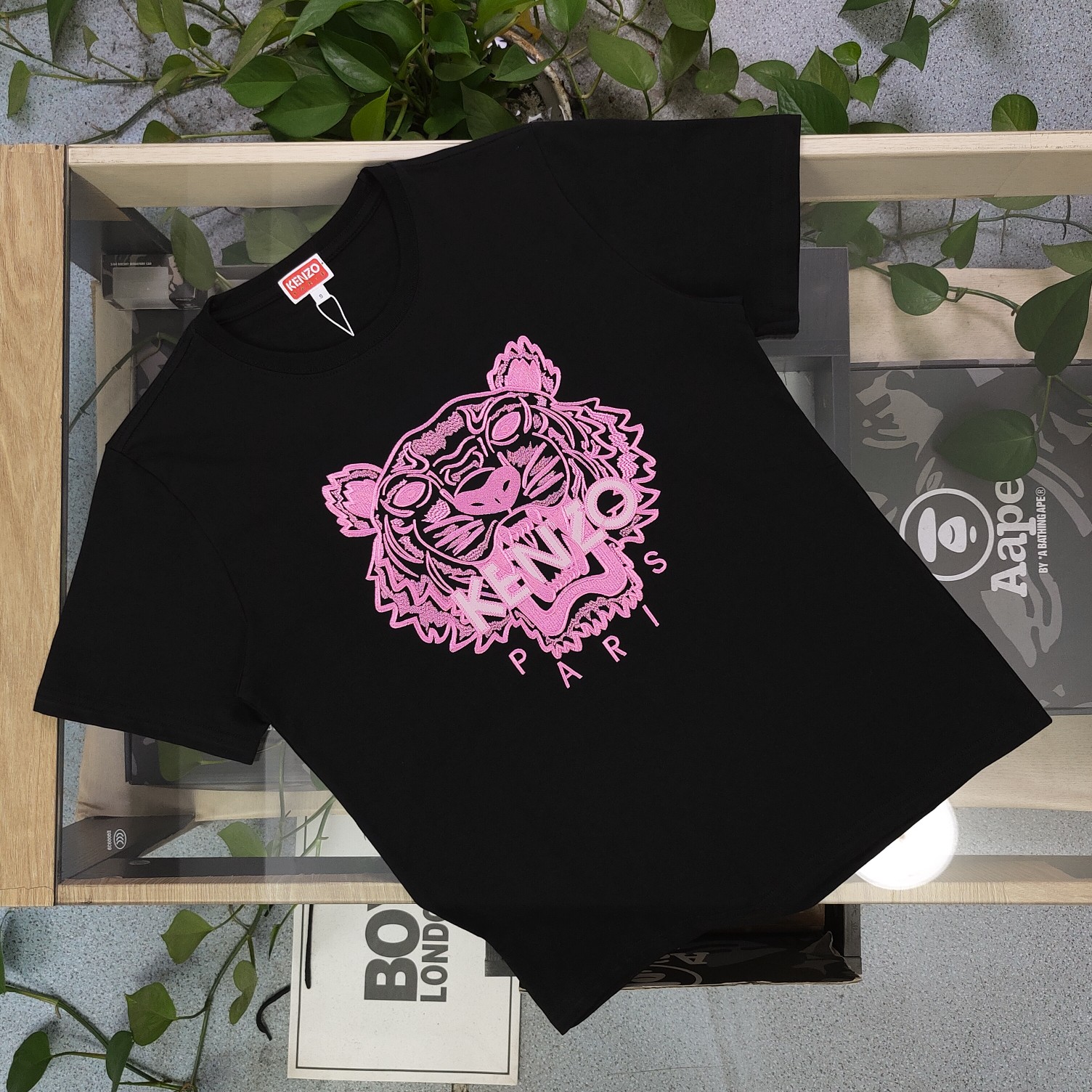 💰90
【款号：Su707】高版本
2025新款KENZO高田贤三刺绣老虎头图案logo绣花休闲情侣短袖T恤，简单整洁的配色，吸睛且高端大气，胸前几十万针精工刺绣，依然保持一丝不苟的严谨态度，给您高端品质，采用最受欢迎的丝光棉精棉面料，优质透气，舒适凉爽。内里刺绣处，网纱处理，亲肤舒适，男女同款！
颜色：白色 黑色
尺码：S～XL
    肩宽 胸围 衣长
S    42    100   65
M    44   104   67
L    46   108   69
XL  48    112   71
（注：手工测量，误差1-2cm）