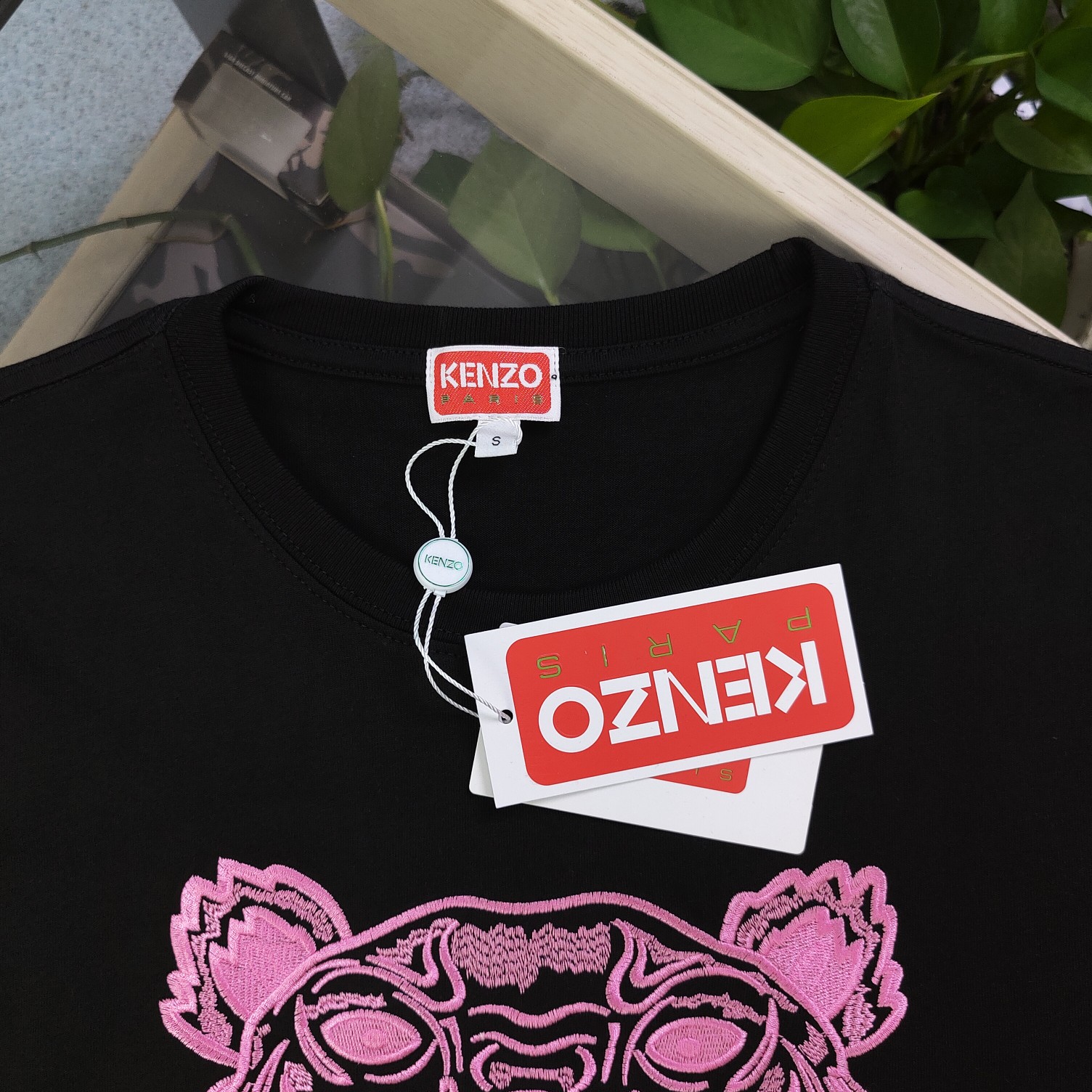 💰90
【款号：Su707】高版本
2025新款KENZO高田贤三刺绣老虎头图案logo绣花休闲情侣短袖T恤，简单整洁的配色，吸睛且高端大气，胸前几十万针精工刺绣，依然保持一丝不苟的严谨态度，给您高端品质，采用最受欢迎的丝光棉精棉面料，优质透气，舒适凉爽。内里刺绣处，网纱处理，亲肤舒适，男女同款！
颜色：白色 黑色
尺码：S～XL
    肩宽 胸围 衣长
S    42    100   65
M    44   104   67
L    46   108   69
XL  48    112   71
（注：手工测量，误差1-2cm）