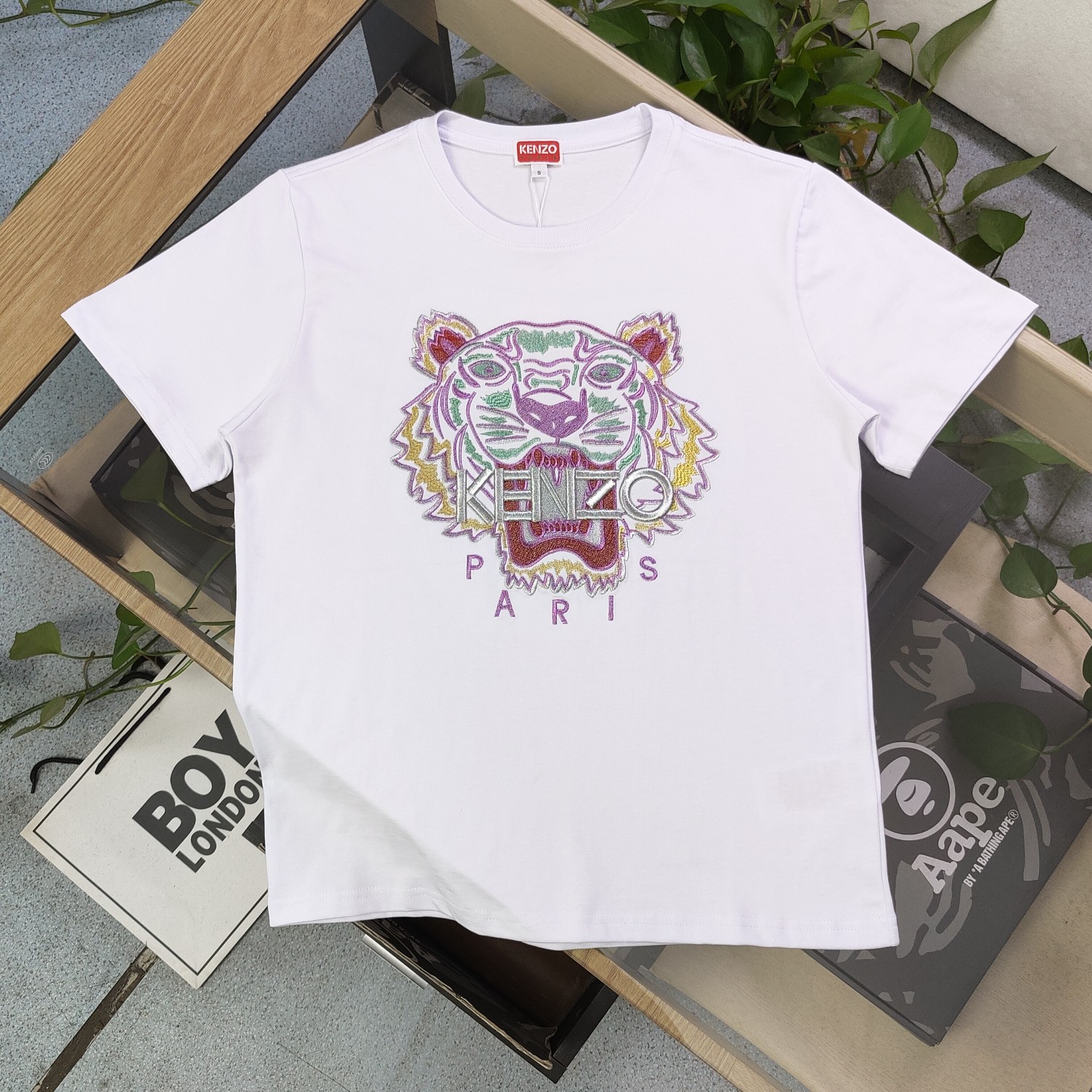 💰90
【款号：Su705】高版本
2025新款KENZO高田贤三刺绣老虎头图案logo绣花休闲情侣短袖T恤，简单整洁的配色，吸睛且高端大气，胸前几十万针精工刺绣，依然保持一丝不苟的严谨态度，给您高端品质，采用最受欢迎的丝光棉精棉面料，优质透气，舒适凉爽。内里刺绣处，网纱处理，亲肤舒适，男女同款！
颜色：黑色 白色
尺码：S～XL
    肩宽 胸围 衣长
S    42    100   65
M    44   104   67
L    46   108   69
XL  48    112   71
（注：手工测量，误差1-2cm）