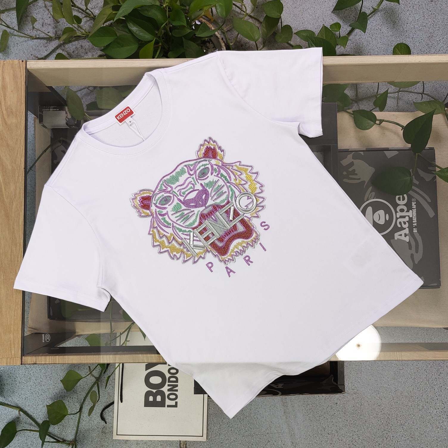 💰90
【款号：Su705】高版本
2025新款KENZO高田贤三刺绣老虎头图案logo绣花休闲情侣短袖T恤，简单整洁的配色，吸睛且高端大气，胸前几十万针精工刺绣，依然保持一丝不苟的严谨态度，给您高端品质，采用最受欢迎的丝光棉精棉面料，优质透气，舒适凉爽。内里刺绣处，网纱处理，亲肤舒适，男女同款！
颜色：黑色 白色
尺码：S～XL
    肩宽 胸围 衣长
S    42    100   65
M    44   104   67
L    46   108   69
XL  48    112   71
（注：手工测量，误差1-2cm）