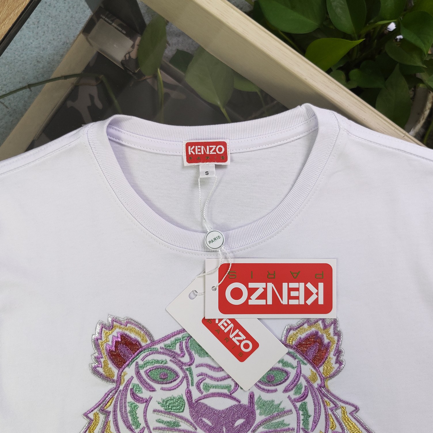 💰90
【款号：Su705】高版本
2025新款KENZO高田贤三刺绣老虎头图案logo绣花休闲情侣短袖T恤，简单整洁的配色，吸睛且高端大气，胸前几十万针精工刺绣，依然保持一丝不苟的严谨态度，给您高端品质，采用最受欢迎的丝光棉精棉面料，优质透气，舒适凉爽。内里刺绣处，网纱处理，亲肤舒适，男女同款！
颜色：黑色 白色
尺码：S～XL
    肩宽 胸围 衣长
S    42    100   65
M    44   104   67
L    46   108   69
XL  48    112   71
（注：手工测量，误差1-2cm）