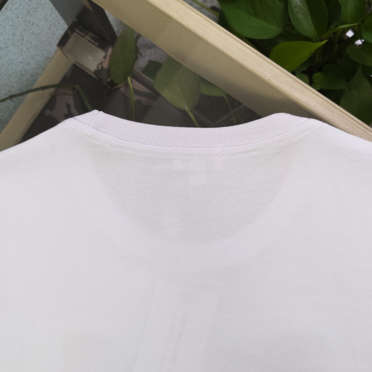 💰90
【款号：Su705】高版本
2025新款KENZO高田贤三刺绣老虎头图案logo绣花休闲情侣短袖T恤，简单整洁的配色，吸睛且高端大气，胸前几十万针精工刺绣，依然保持一丝不苟的严谨态度，给您高端品质，采用最受欢迎的丝光棉精棉面料，优质透气，舒适凉爽。内里刺绣处，网纱处理，亲肤舒适，男女同款！
颜色：黑色 白色
尺码：S～XL
    肩宽 胸围 衣长
S    42    100   65
M    44   104   67
L    46   108   69
XL  48    112   71
（注：手工测量，误差1-2cm）