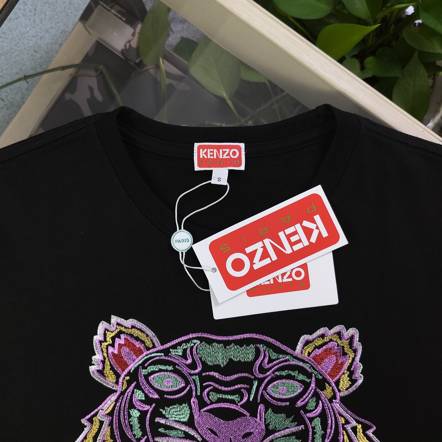 💰90
【款号：Su705】高版本
2025新款KENZO高田贤三刺绣老虎头图案logo绣花休闲情侣短袖T恤，简单整洁的配色，吸睛且高端大气，胸前几十万针精工刺绣，依然保持一丝不苟的严谨态度，给您高端品质，采用最受欢迎的丝光棉精棉面料，优质透气，舒适凉爽。内里刺绣处，网纱处理，亲肤舒适，男女同款！
颜色：黑色 白色
尺码：S～XL
    肩宽 胸围 衣长
S    42    100   65
M    44   104   67
L    46   108   69
XL  48    112   71
（注：手工测量，误差1-2cm）