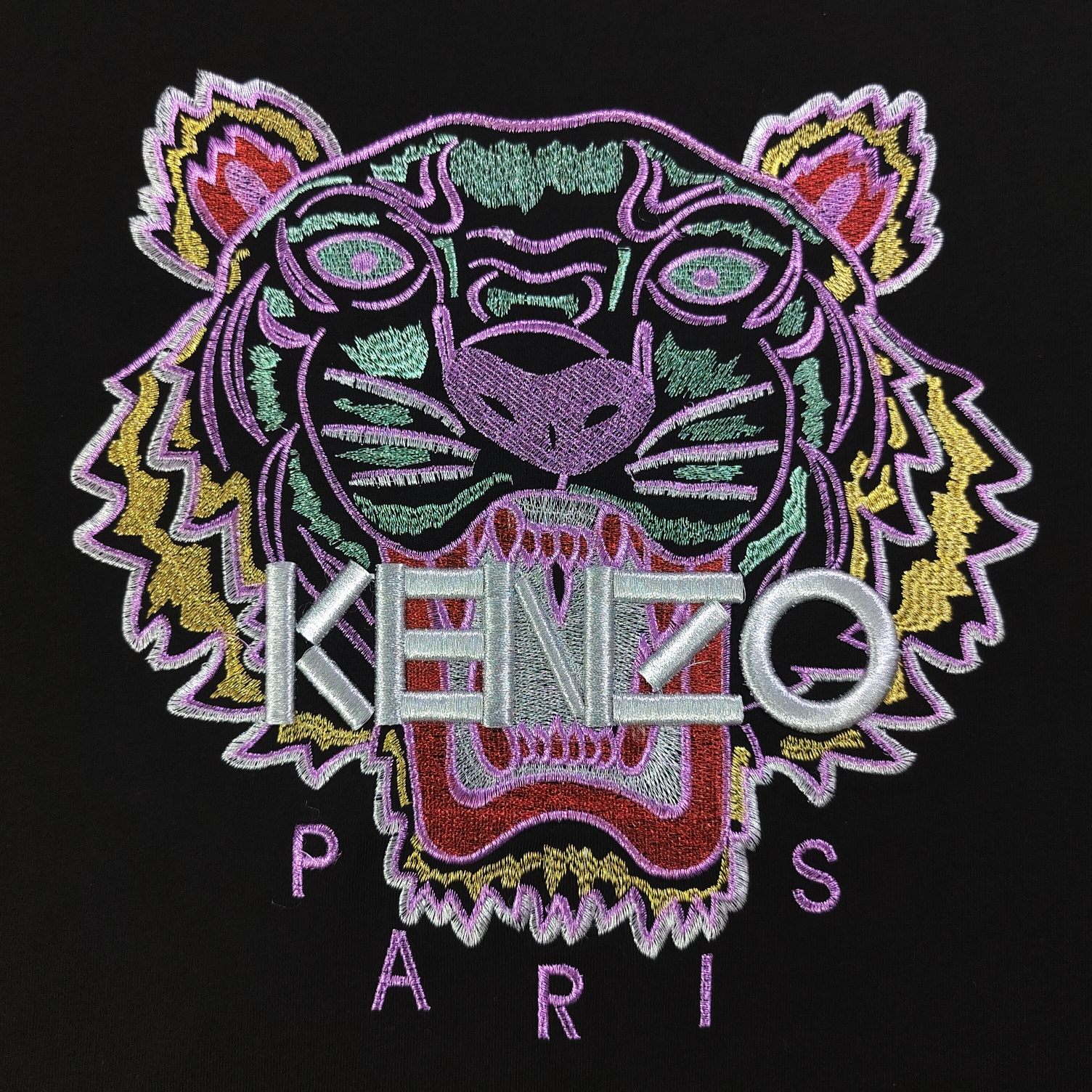 💰90
【款号：Su705】高版本
2025新款KENZO高田贤三刺绣老虎头图案logo绣花休闲情侣短袖T恤，简单整洁的配色，吸睛且高端大气，胸前几十万针精工刺绣，依然保持一丝不苟的严谨态度，给您高端品质，采用最受欢迎的丝光棉精棉面料，优质透气，舒适凉爽。内里刺绣处，网纱处理，亲肤舒适，男女同款！
颜色：黑色 白色
尺码：S～XL
    肩宽 胸围 衣长
S    42    100   65
M    44   104   67
L    46   108   69
XL  48    112   71
（注：手工测量，误差1-2cm）