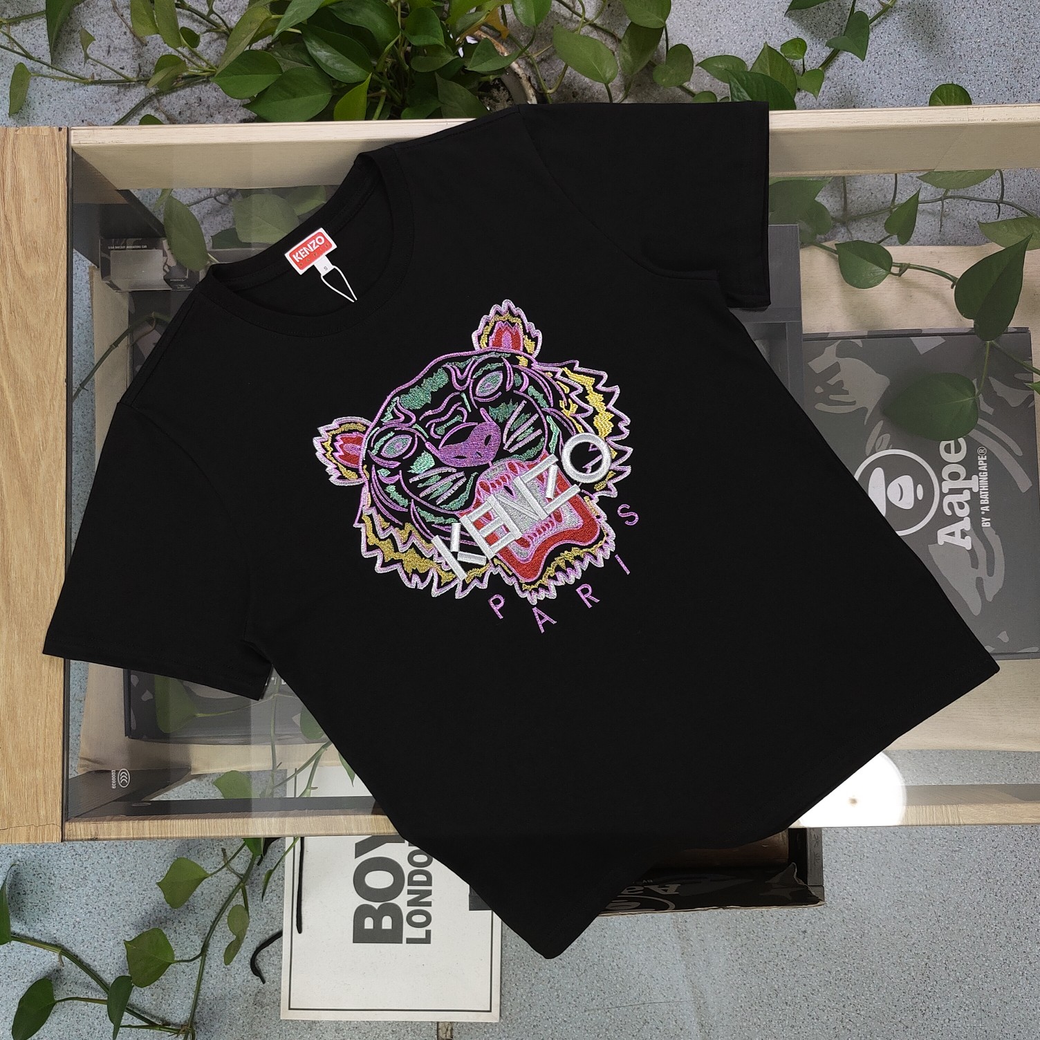 💰90
【款号：Su705】高版本
2025新款KENZO高田贤三刺绣老虎头图案logo绣花休闲情侣短袖T恤，简单整洁的配色，吸睛且高端大气，胸前几十万针精工刺绣，依然保持一丝不苟的严谨态度，给您高端品质，采用最受欢迎的丝光棉精棉面料，优质透气，舒适凉爽。内里刺绣处，网纱处理，亲肤舒适，男女同款！
颜色：黑色 白色
尺码：S～XL
    肩宽 胸围 衣长
S    42    100   65
M    44   104   67
L    46   108   69
XL  48    112   71
（注：手工测量，误差1-2cm）
