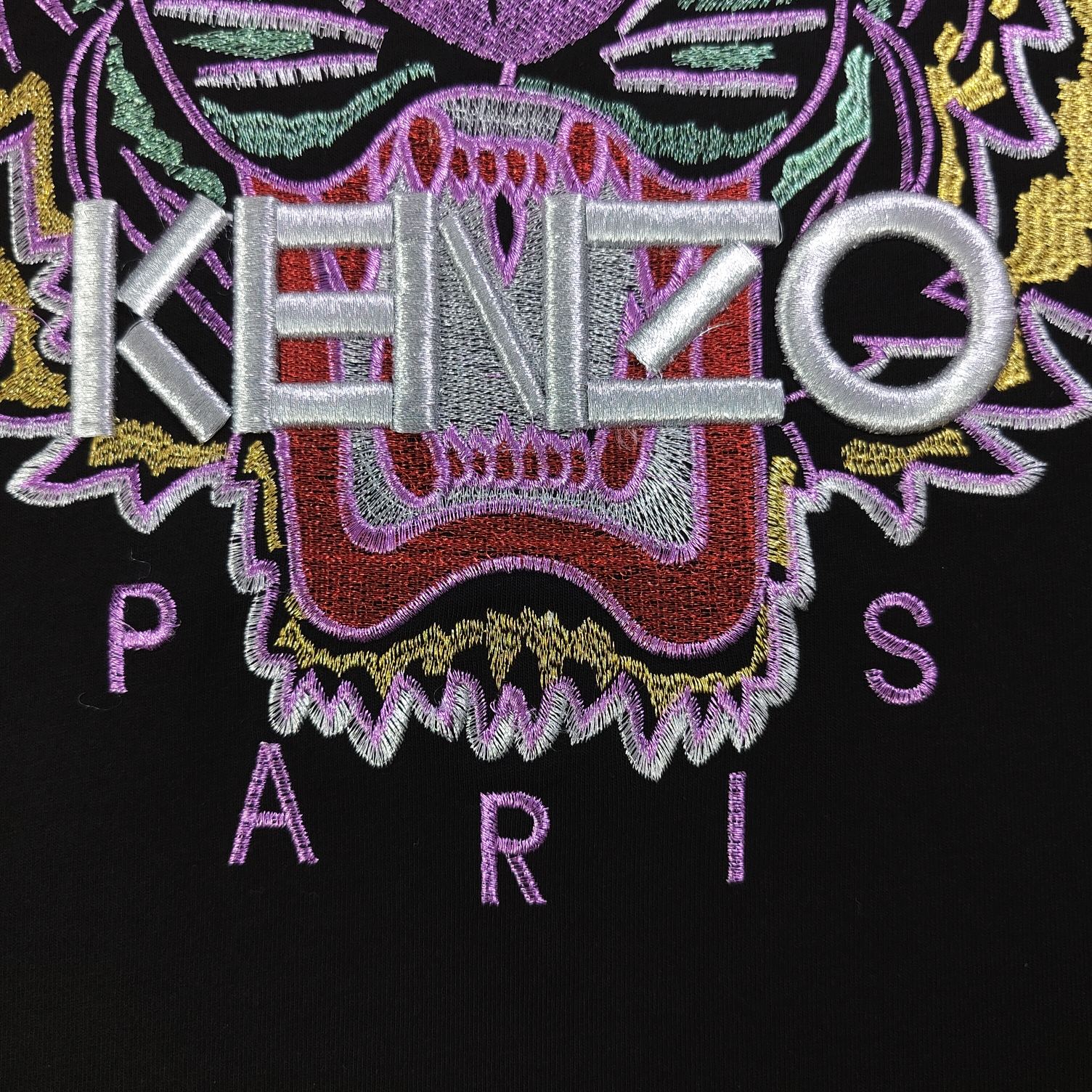 💰90
【款号：Su705】高版本
2025新款KENZO高田贤三刺绣老虎头图案logo绣花休闲情侣短袖T恤，简单整洁的配色，吸睛且高端大气，胸前几十万针精工刺绣，依然保持一丝不苟的严谨态度，给您高端品质，采用最受欢迎的丝光棉精棉面料，优质透气，舒适凉爽。内里刺绣处，网纱处理，亲肤舒适，男女同款！
颜色：黑色 白色
尺码：S～XL
    肩宽 胸围 衣长
S    42    100   65
M    44   104   67
L    46   108   69
XL  48    112   71
（注：手工测量，误差1-2cm）