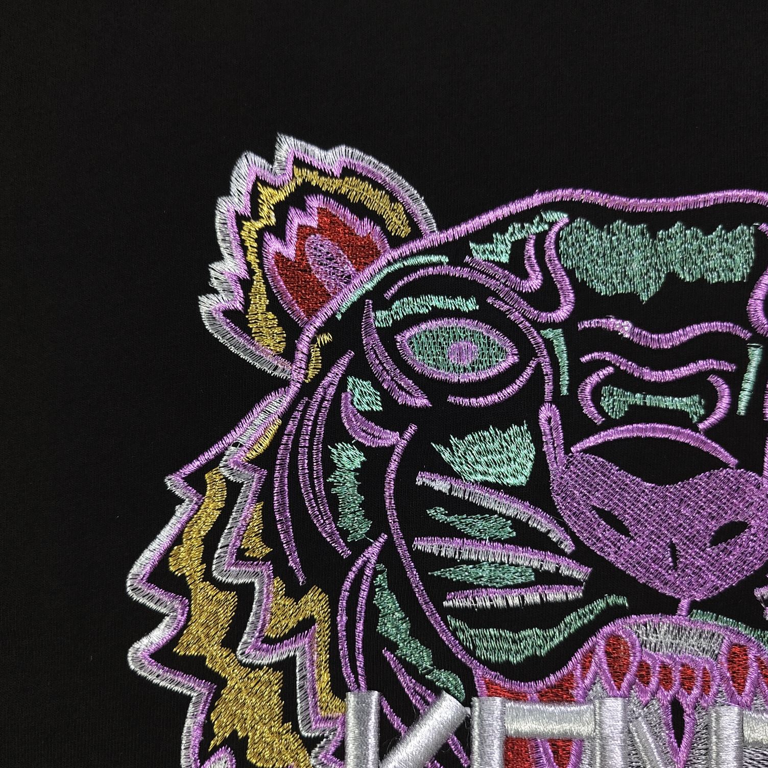 💰90
【款号：Su705】高版本
2025新款KENZO高田贤三刺绣老虎头图案logo绣花休闲情侣短袖T恤，简单整洁的配色，吸睛且高端大气，胸前几十万针精工刺绣，依然保持一丝不苟的严谨态度，给您高端品质，采用最受欢迎的丝光棉精棉面料，优质透气，舒适凉爽。内里刺绣处，网纱处理，亲肤舒适，男女同款！
颜色：黑色 白色
尺码：S～XL
    肩宽 胸围 衣长
S    42    100   65
M    44   104   67
L    46   108   69
XL  48    112   71
（注：手工测量，误差1-2cm）