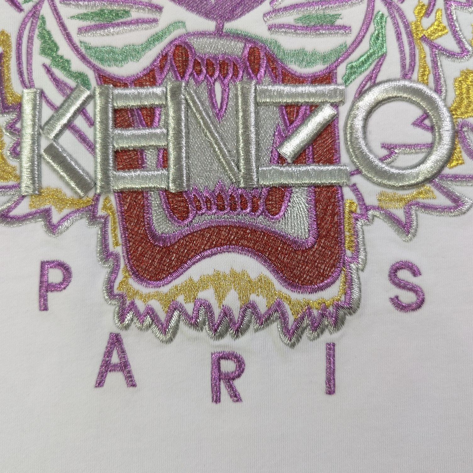 💰90
【款号：Su705】高版本
2025新款KENZO高田贤三刺绣老虎头图案logo绣花休闲情侣短袖T恤，简单整洁的配色，吸睛且高端大气，胸前几十万针精工刺绣，依然保持一丝不苟的严谨态度，给您高端品质，采用最受欢迎的丝光棉精棉面料，优质透气，舒适凉爽。内里刺绣处，网纱处理，亲肤舒适，男女同款！
颜色：黑色 白色
尺码：S～XL
    肩宽 胸围 衣长
S    42    100   65
M    44   104   67
L    46   108   69
XL  48    112   71
（注：手工测量，误差1-2cm）