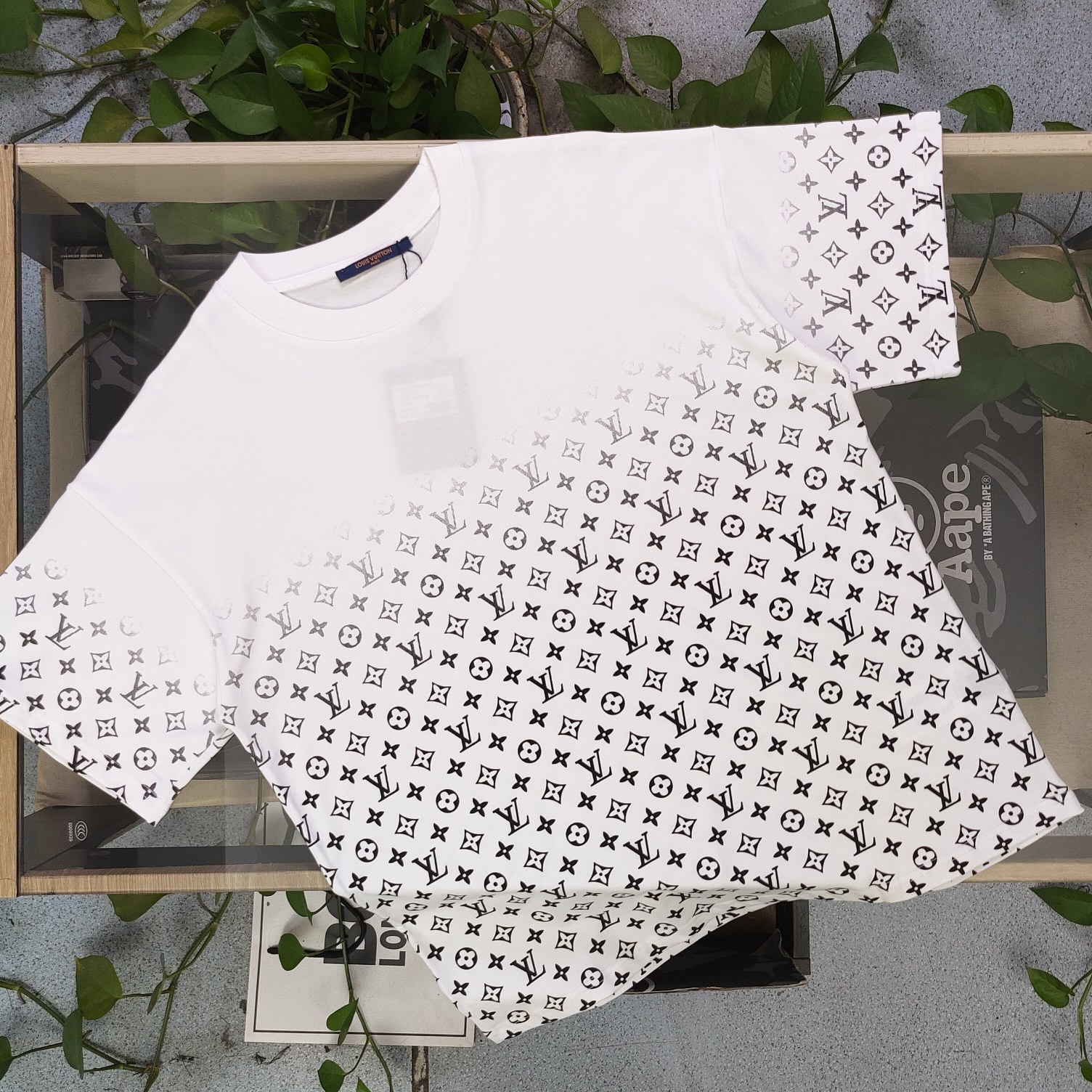 💰85
【款号:Zscx22317】高版本
2025新款Louis Vuitton路易威登LV渐变字母四叶草logo图案印花休闲情侣宽松短袖T恤,独一无二的活性环保面料染色,32支双纱精梳纯棉爽滑手感,纯棉不起球不起毛,面料采用270克重的纯棉双纱爽滑面料,质量保证、原厂面料、定制定染,欢迎对比质量,男女同款!
颜色:白色 黑色
尺码:XS-L
衣长 胸围 袖长 肩宽
XS 70 110 18.5 58.5
S 72 114 19 60
M 74 118 19.5 61.5
L 76 122 20 63