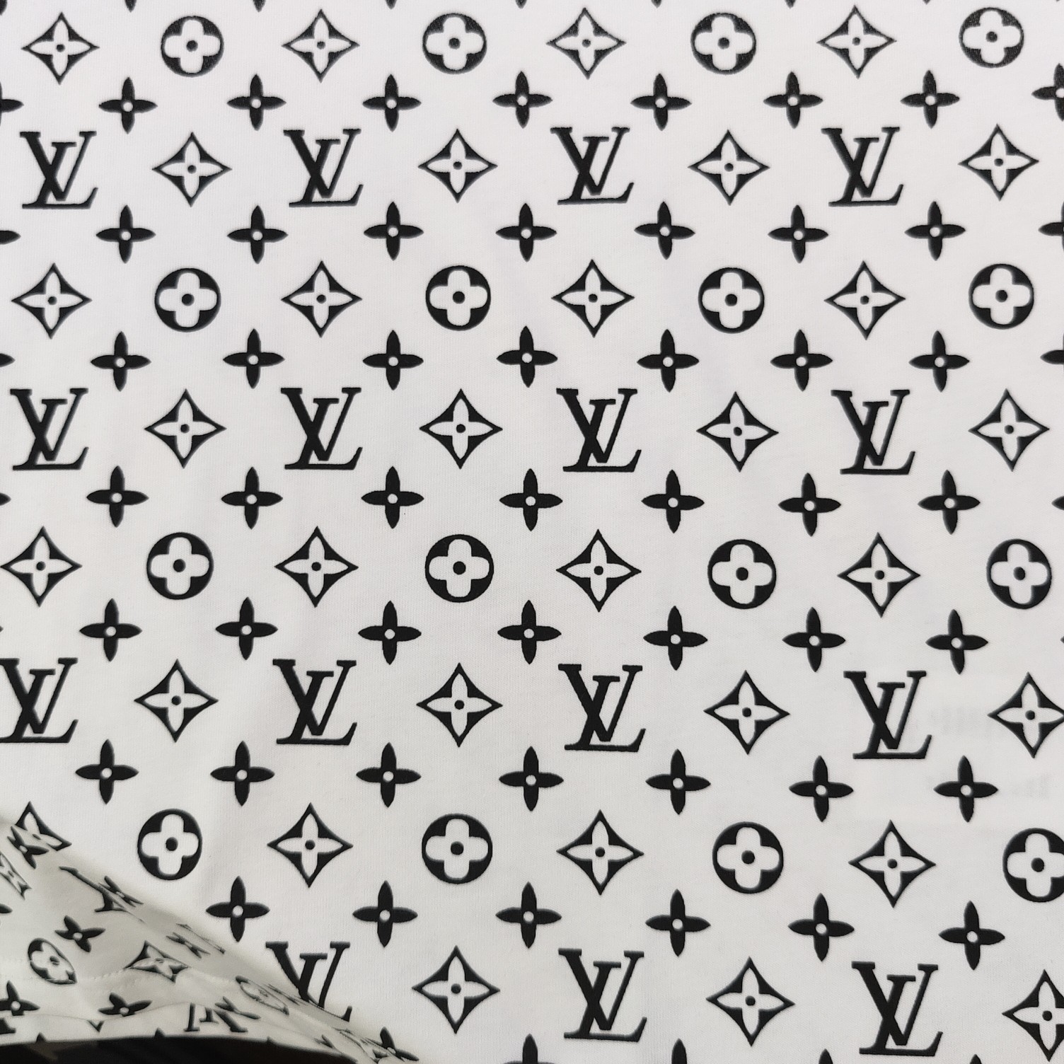 💰85
【款号:Zscx22317】高版本
2025新款Louis Vuitton路易威登LV渐变字母四叶草logo图案印花休闲情侣宽松短袖T恤,独一无二的活性环保面料染色,32支双纱精梳纯棉爽滑手感,纯棉不起球不起毛,面料采用270克重的纯棉双纱爽滑面料,质量保证、原厂面料、定制定染,欢迎对比质量,男女同款!
颜色:白色 黑色
尺码:XS-L
衣长 胸围 袖长 肩宽
XS 70 110 18.5 58.5
S 72 114 19 60
M 74 118 19.5 61.5
L 76 122 20 63