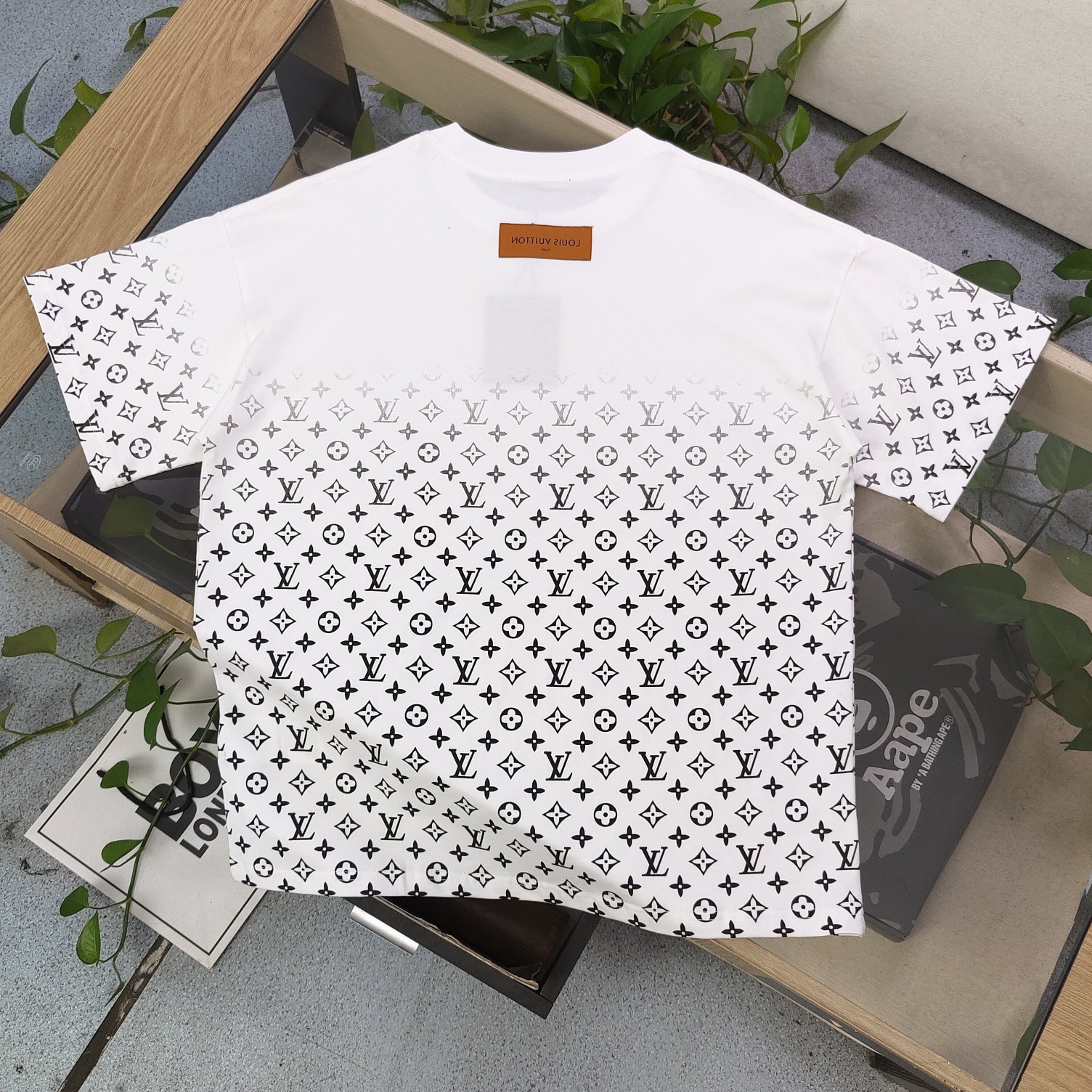 💰85
【款号:Zscx22317】高版本
2025新款Louis Vuitton路易威登LV渐变字母四叶草logo图案印花休闲情侣宽松短袖T恤,独一无二的活性环保面料染色,32支双纱精梳纯棉爽滑手感,纯棉不起球不起毛,面料采用270克重的纯棉双纱爽滑面料,质量保证、原厂面料、定制定染,欢迎对比质量,男女同款!
颜色:白色 黑色
尺码:XS-L
衣长 胸围 袖长 肩宽
XS 70 110 18.5 58.5
S 72 114 19 60
M 74 118 19.5 61.5
L 76 122 20 63