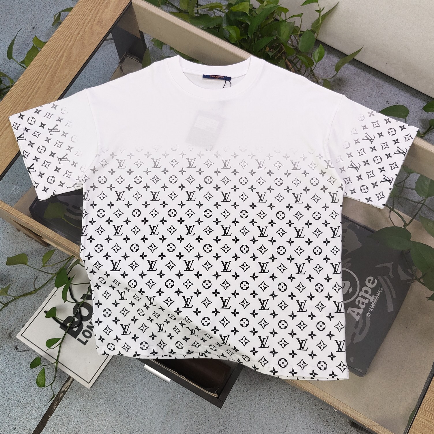 💰85
【款号:Zscx22317】高版本
2025新款Louis Vuitton路易威登LV渐变字母四叶草logo图案印花休闲情侣宽松短袖T恤,独一无二的活性环保面料染色,32支双纱精梳纯棉爽滑手感,纯棉不起球不起毛,面料采用270克重的纯棉双纱爽滑面料,质量保证、原厂面料、定制定染,欢迎对比质量,男女同款!
颜色:白色 黑色
尺码:XS-L
衣长 胸围 袖长 肩宽
XS 70 110 18.5 58.5
S 72 114 19 60
M 74 118 19.5 61.5
L 76 122 20 63