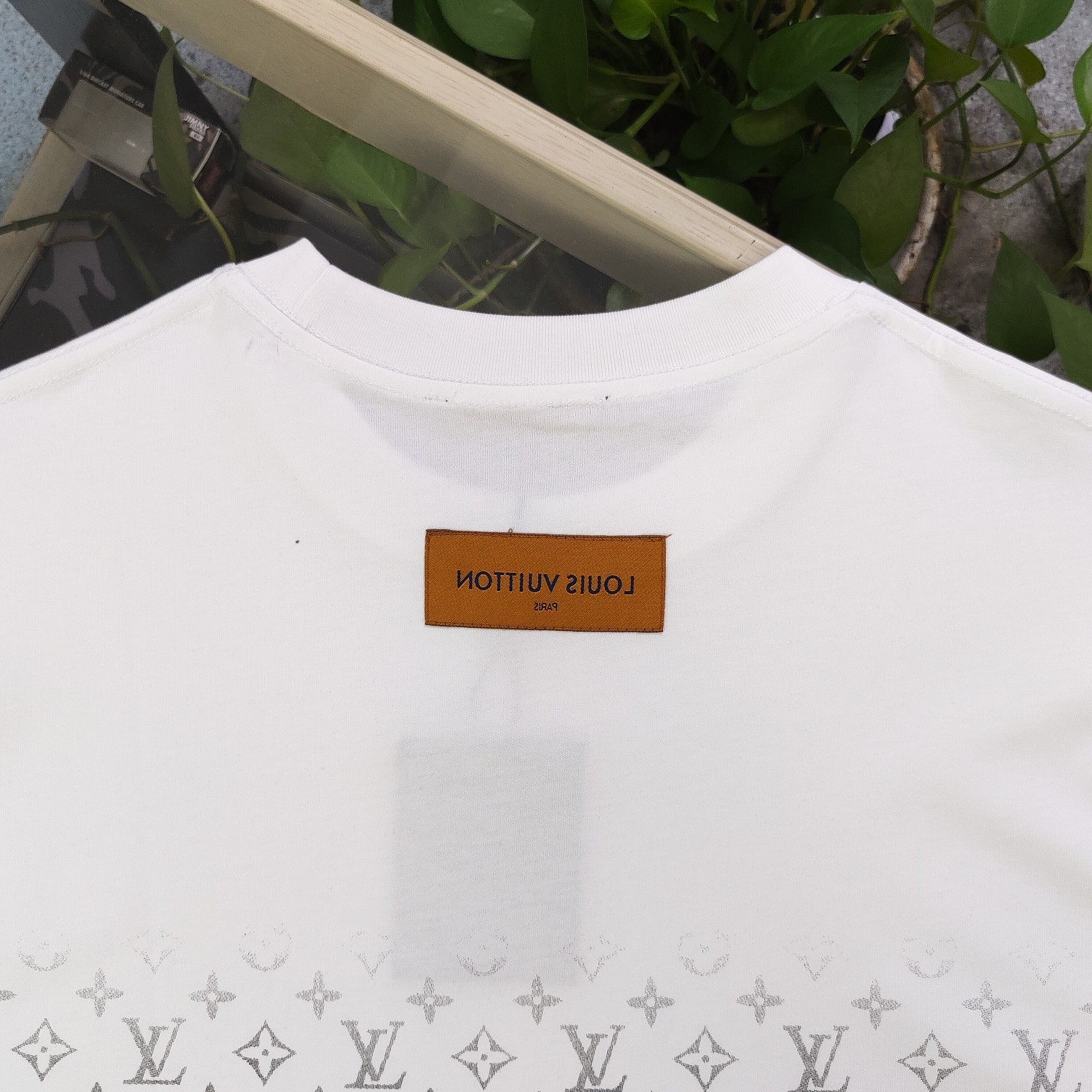 💰85
【款号:Zscx22317】高版本
2025新款Louis Vuitton路易威登LV渐变字母四叶草logo图案印花休闲情侣宽松短袖T恤,独一无二的活性环保面料染色,32支双纱精梳纯棉爽滑手感,纯棉不起球不起毛,面料采用270克重的纯棉双纱爽滑面料,质量保证、原厂面料、定制定染,欢迎对比质量,男女同款!
颜色:白色 黑色
尺码:XS-L
衣长 胸围 袖长 肩宽
XS 70 110 18.5 58.5
S 72 114 19 60
M 74 118 19.5 61.5
L 76 122 20 63