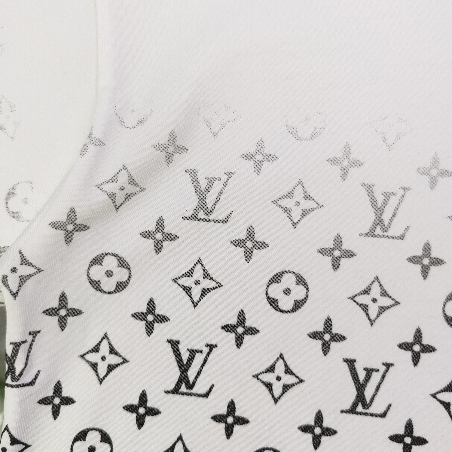 💰85
【款号:Zscx22317】高版本
2025新款Louis Vuitton路易威登LV渐变字母四叶草logo图案印花休闲情侣宽松短袖T恤,独一无二的活性环保面料染色,32支双纱精梳纯棉爽滑手感,纯棉不起球不起毛,面料采用270克重的纯棉双纱爽滑面料,质量保证、原厂面料、定制定染,欢迎对比质量,男女同款!
颜色:白色 黑色
尺码:XS-L
衣长 胸围 袖长 肩宽
XS 70 110 18.5 58.5
S 72 114 19 60
M 74 118 19.5 61.5
L 76 122 20 63