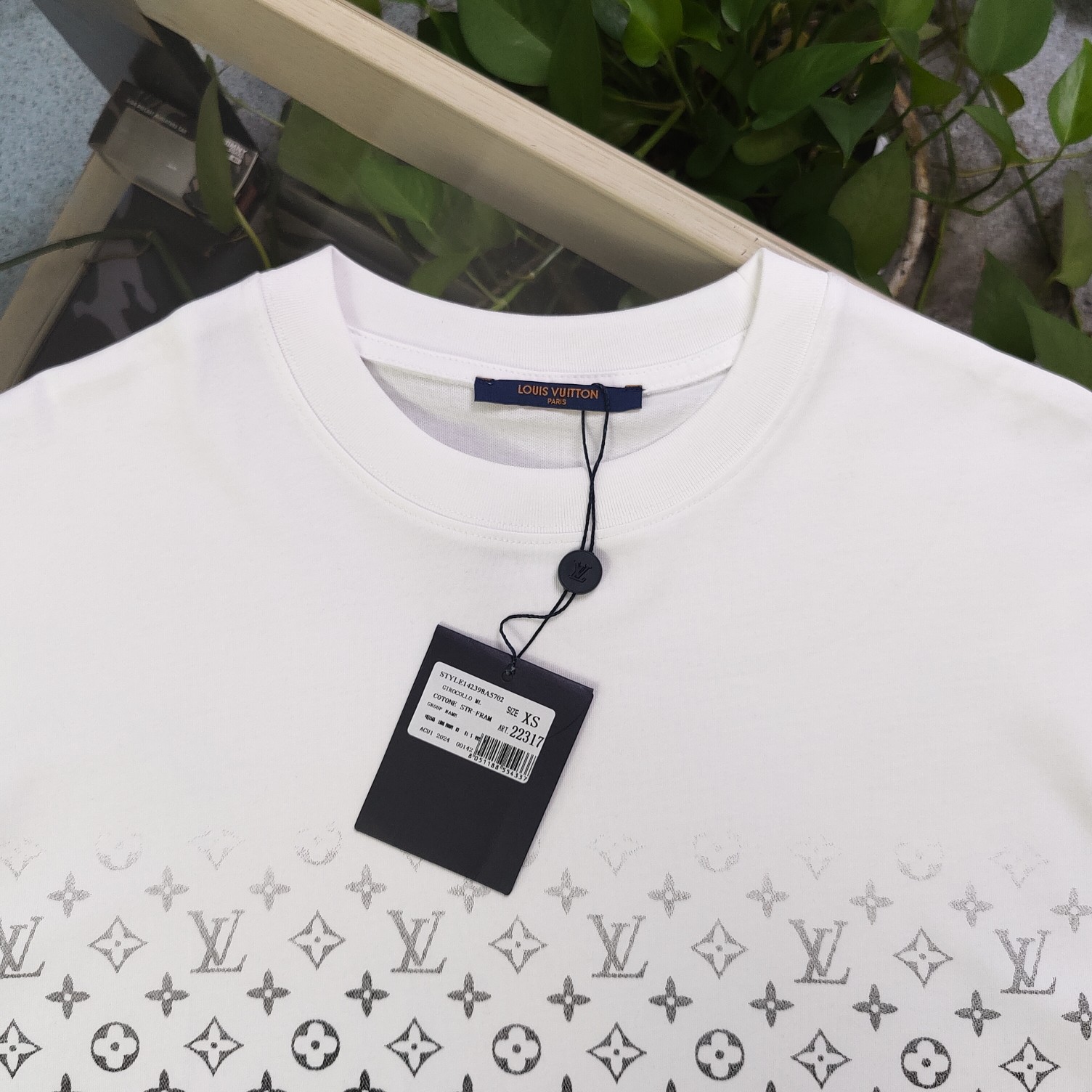 💰85
【款号:Zscx22317】高版本
2025新款Louis Vuitton路易威登LV渐变字母四叶草logo图案印花休闲情侣宽松短袖T恤,独一无二的活性环保面料染色,32支双纱精梳纯棉爽滑手感,纯棉不起球不起毛,面料采用270克重的纯棉双纱爽滑面料,质量保证、原厂面料、定制定染,欢迎对比质量,男女同款!
颜色:白色 黑色
尺码:XS-L
衣长 胸围 袖长 肩宽
XS 70 110 18.5 58.5
S 72 114 19 60
M 74 118 19.5 61.5
L 76 122 20 63