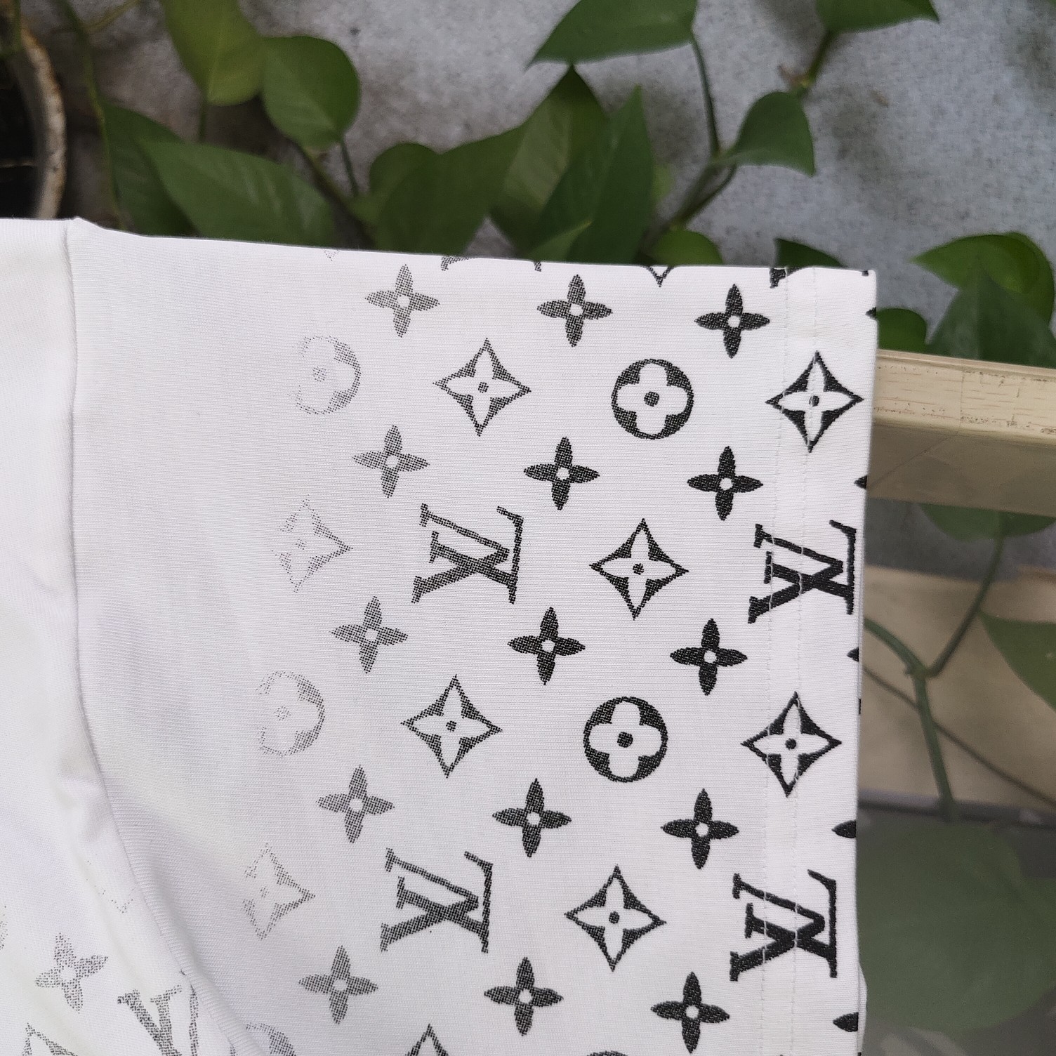 💰85
【款号:Zscx22317】高版本
2025新款Louis Vuitton路易威登LV渐变字母四叶草logo图案印花休闲情侣宽松短袖T恤,独一无二的活性环保面料染色,32支双纱精梳纯棉爽滑手感,纯棉不起球不起毛,面料采用270克重的纯棉双纱爽滑面料,质量保证、原厂面料、定制定染,欢迎对比质量,男女同款!
颜色:白色 黑色
尺码:XS-L
衣长 胸围 袖长 肩宽
XS 70 110 18.5 58.5
S 72 114 19 60
M 74 118 19.5 61.5
L 76 122 20 63