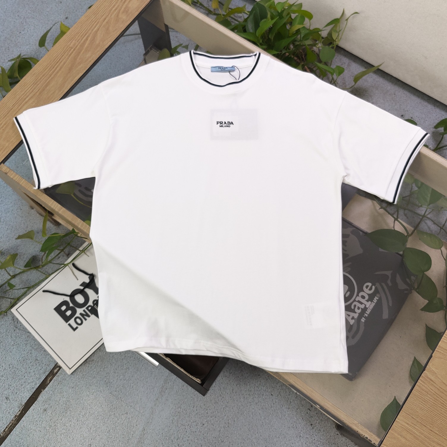 💰85
【款号:Zscx8827A】顶级品质
2025新款PRADA普拉达经典简约刺绣logo图案绣花休闲情侣短袖T恤,小红书爆款,面料高版本高品质,网红明星同款,280g克重纯棉面料,面料柔软舒适更垂顺,品牌字母Logo标志彰显品牌特征,简单款式更易搭配,时尚潮流,水洗麦,时尚休闲百搭款! 三标齐全,非市场普通版本,随意对比,品质绝对保证,男女同款!
颜色 :白色 黑色
尺码 :XS ~ L
衣长 肩宽 胸围
XS 70 58.5 110
S 72 60 114
M 74 61.5 118
L 76 63 122