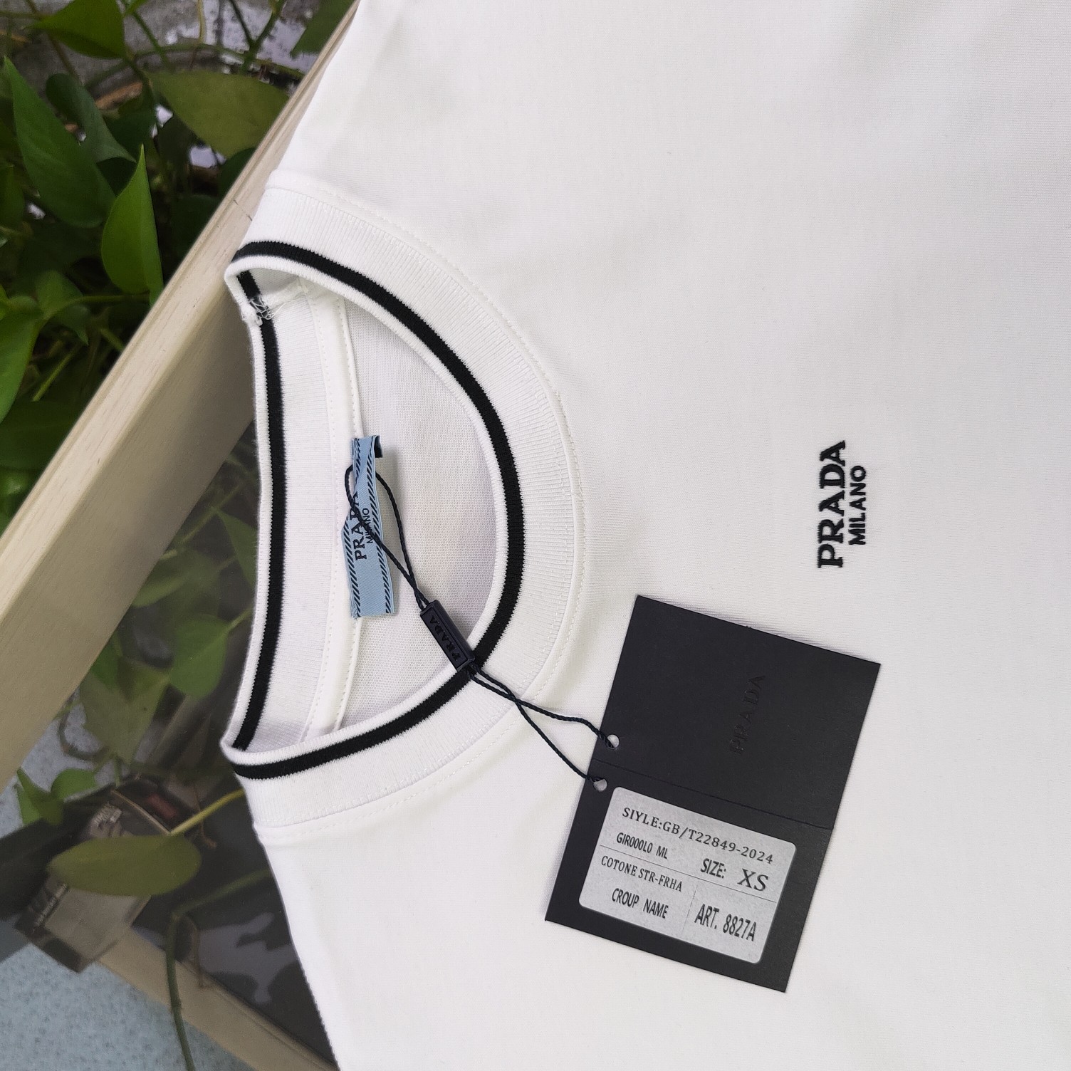 💰85
【款号:Zscx8827A】顶级品质
2025新款PRADA普拉达经典简约刺绣logo图案绣花休闲情侣短袖T恤,小红书爆款,面料高版本高品质,网红明星同款,280g克重纯棉面料,面料柔软舒适更垂顺,品牌字母Logo标志彰显品牌特征,简单款式更易搭配,时尚潮流,水洗麦,时尚休闲百搭款! 三标齐全,非市场普通版本,随意对比,品质绝对保证,男女同款!
颜色 :白色 黑色
尺码 :XS ~ L
衣长 肩宽 胸围
XS 70 58.5 110
S 72 60 114
M 74 61.5 118
L 76 63 122