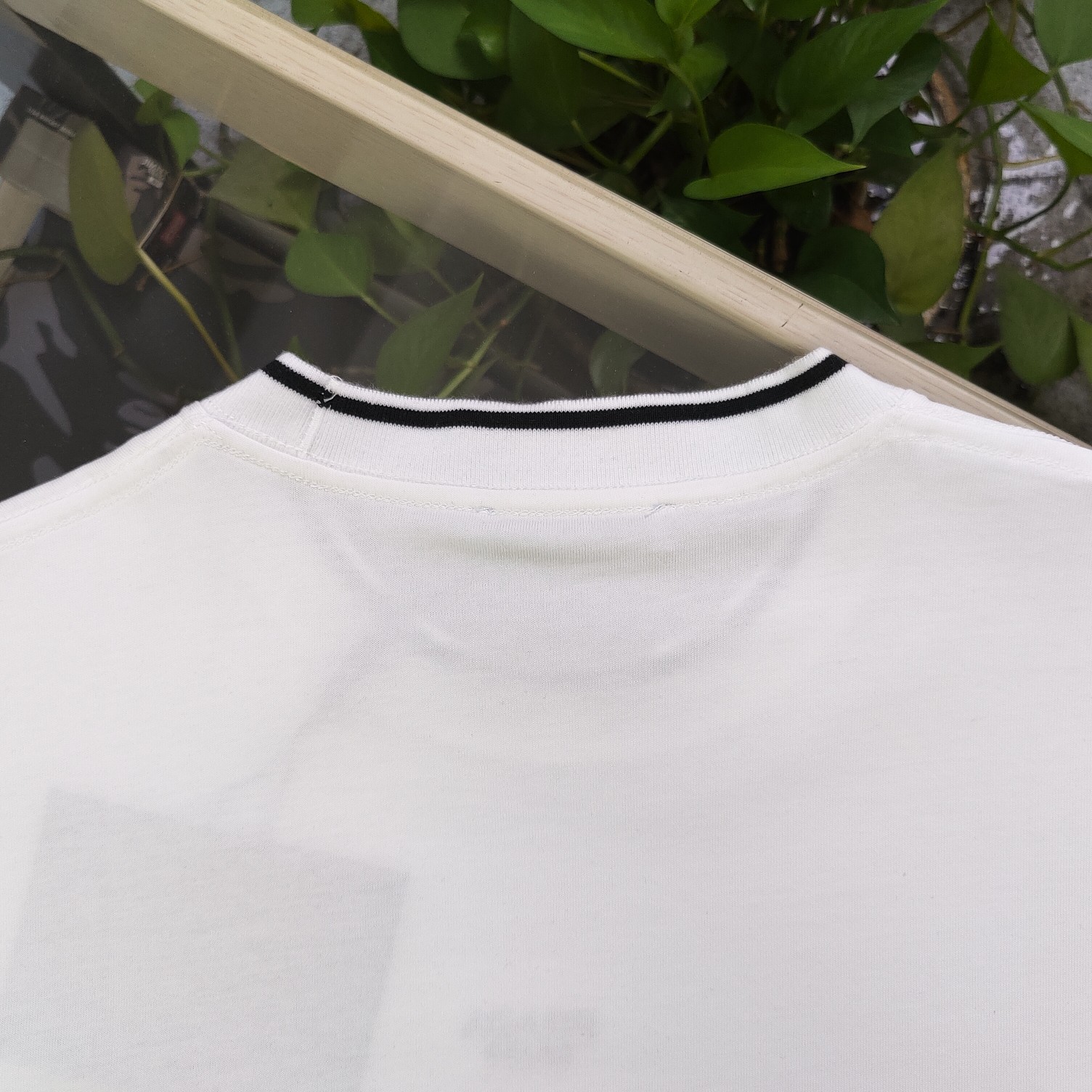 💰85
【款号:Zscx8827A】顶级品质
2025新款PRADA普拉达经典简约刺绣logo图案绣花休闲情侣短袖T恤,小红书爆款,面料高版本高品质,网红明星同款,280g克重纯棉面料,面料柔软舒适更垂顺,品牌字母Logo标志彰显品牌特征,简单款式更易搭配,时尚潮流,水洗麦,时尚休闲百搭款! 三标齐全,非市场普通版本,随意对比,品质绝对保证,男女同款!
颜色 :白色 黑色
尺码 :XS ~ L
衣长 肩宽 胸围
XS 70 58.5 110
S 72 60 114
M 74 61.5 118
L 76 63 122
