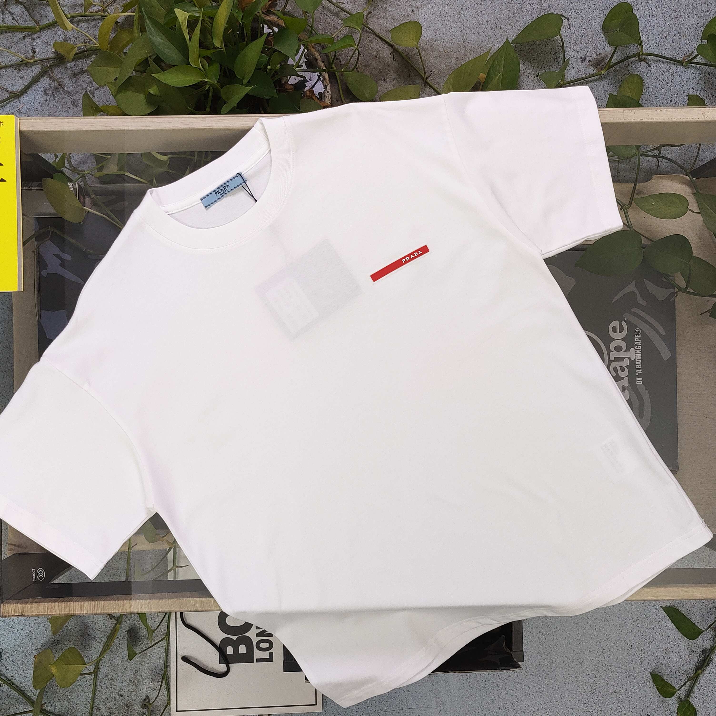 💰85
【款号：Cx8851A】高版本
2025春季新款PRADA普拉达皮标字母图案logo休闲情侣宽松短袖T恤，独一无二的活性环保面料染色，32支双纱精梳纯棉爽滑手感，纯棉不起球不起毛，面料采用270克重的纯棉双纱爽滑面料，质量保证、原厂面料、定制定染，欢迎对比质量，男女同款！
颜色：白色 黑色
尺码：XS-L 
    衣长 胸围 袖长 肩宽
XS   70   110   18.5   58.5
S    72   114    19     60
M    74   118   19.5   61.5
L    76   122    20    63