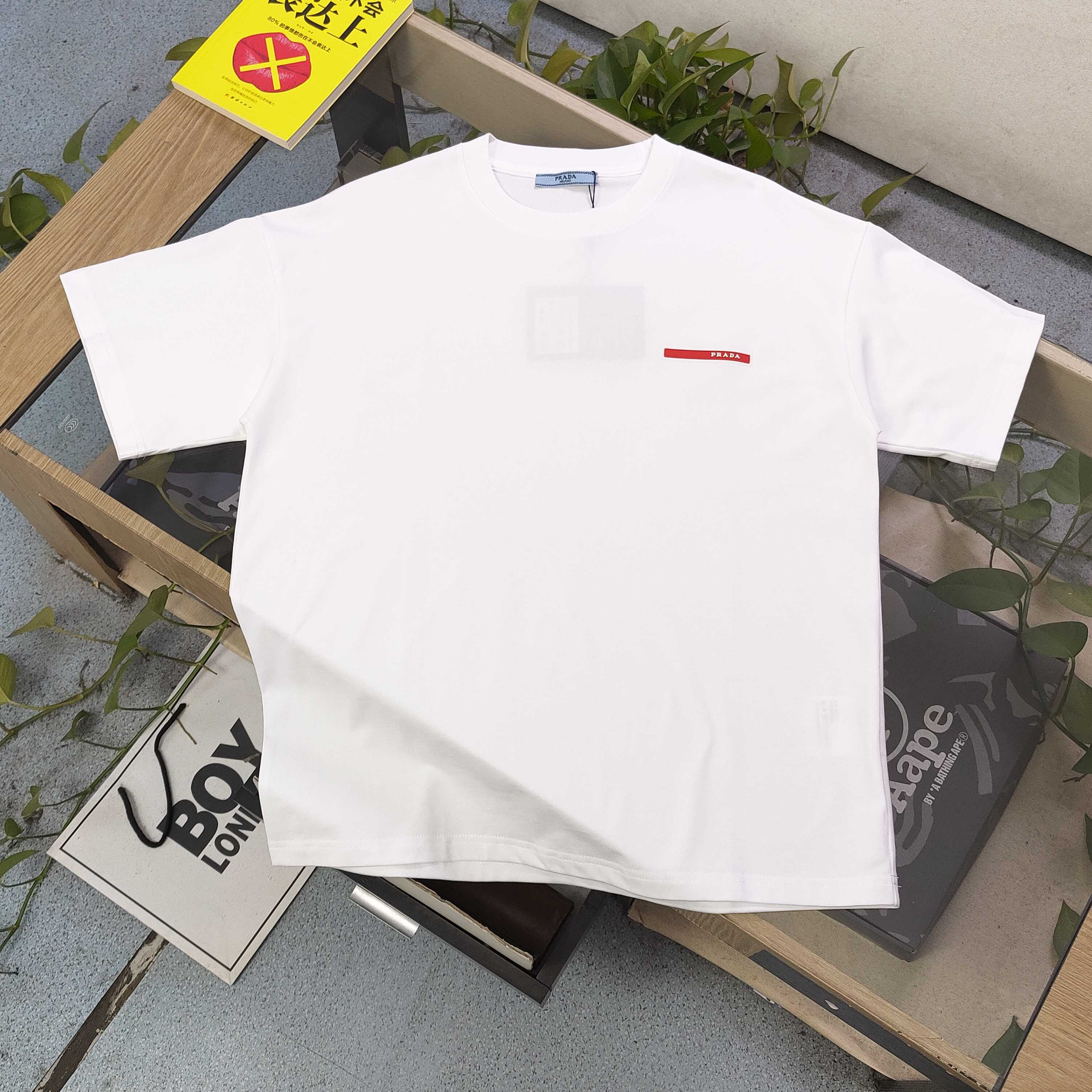 💰85
【款号：Cx8851A】高版本
2025春季新款PRADA普拉达皮标字母图案logo休闲情侣宽松短袖T恤，独一无二的活性环保面料染色，32支双纱精梳纯棉爽滑手感，纯棉不起球不起毛，面料采用270克重的纯棉双纱爽滑面料，质量保证、原厂面料、定制定染，欢迎对比质量，男女同款！
颜色：白色 黑色
尺码：XS-L 
    衣长 胸围 袖长 肩宽
XS   70   110   18.5   58.5
S    72   114    19     60
M    74   118   19.5   61.5
L    76   122    20    63