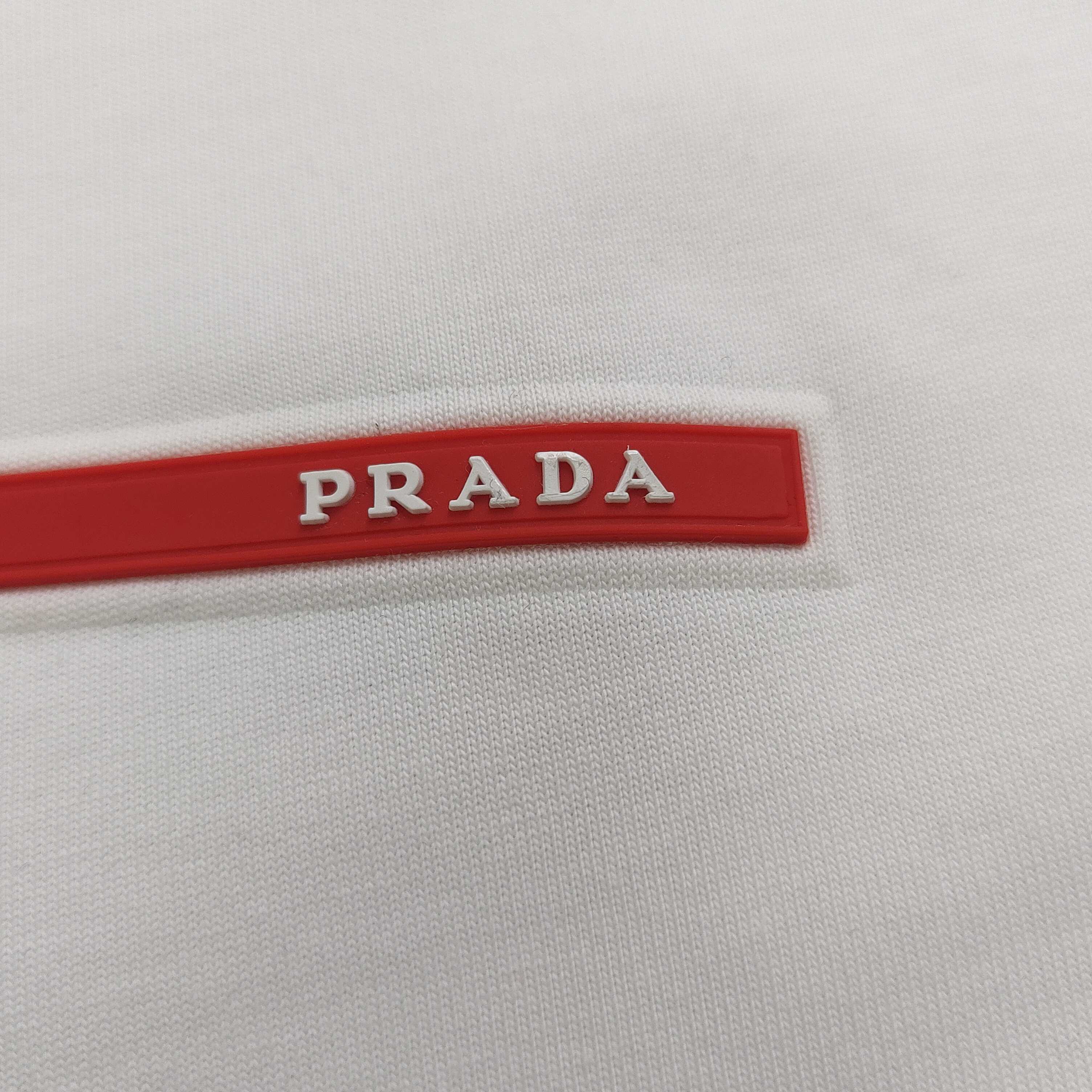 💰85
【款号：Cx8851A】高版本
2025春季新款PRADA普拉达皮标字母图案logo休闲情侣宽松短袖T恤，独一无二的活性环保面料染色，32支双纱精梳纯棉爽滑手感，纯棉不起球不起毛，面料采用270克重的纯棉双纱爽滑面料，质量保证、原厂面料、定制定染，欢迎对比质量，男女同款！
颜色：白色 黑色
尺码：XS-L 
    衣长 胸围 袖长 肩宽
XS   70   110   18.5   58.5
S    72   114    19     60
M    74   118   19.5   61.5
L    76   122    20    63
